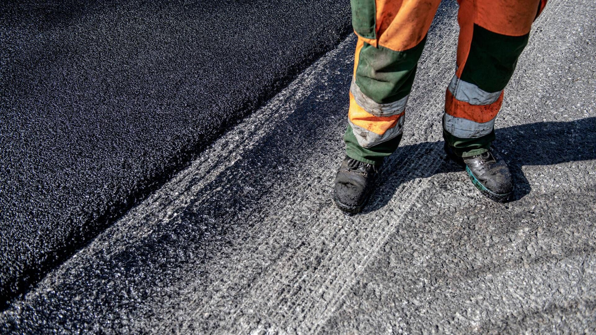 Arkil lægger blandt andet asfalt. | Foto: Casper Dalhoff/Ritzau Scanpix