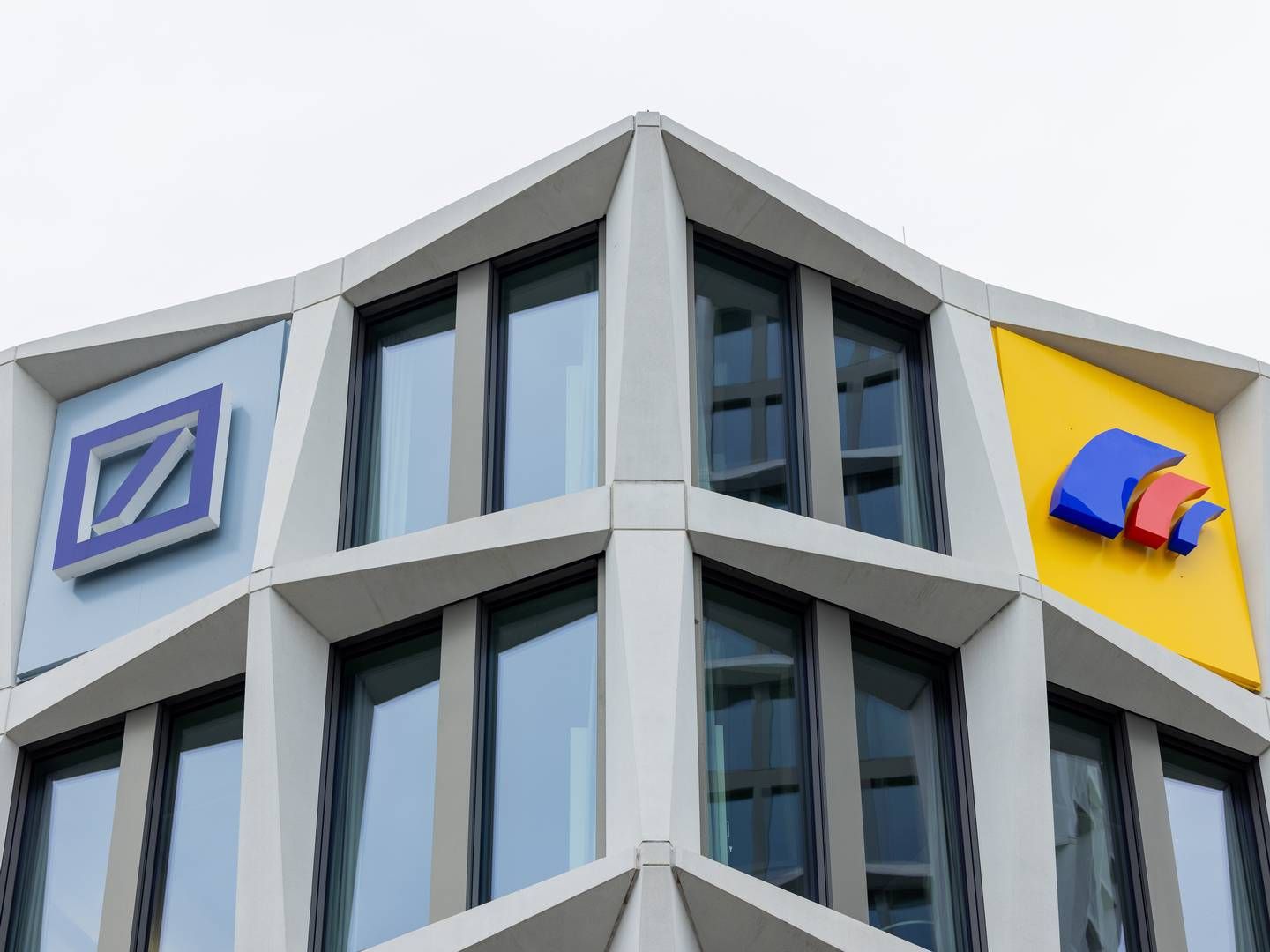 Blick auf die Konzernzentrale der Postbank mit den Logos von Deutscher Bank und Postbank. | Foto: picture alliance/dpa | Rolf Vennenbernd