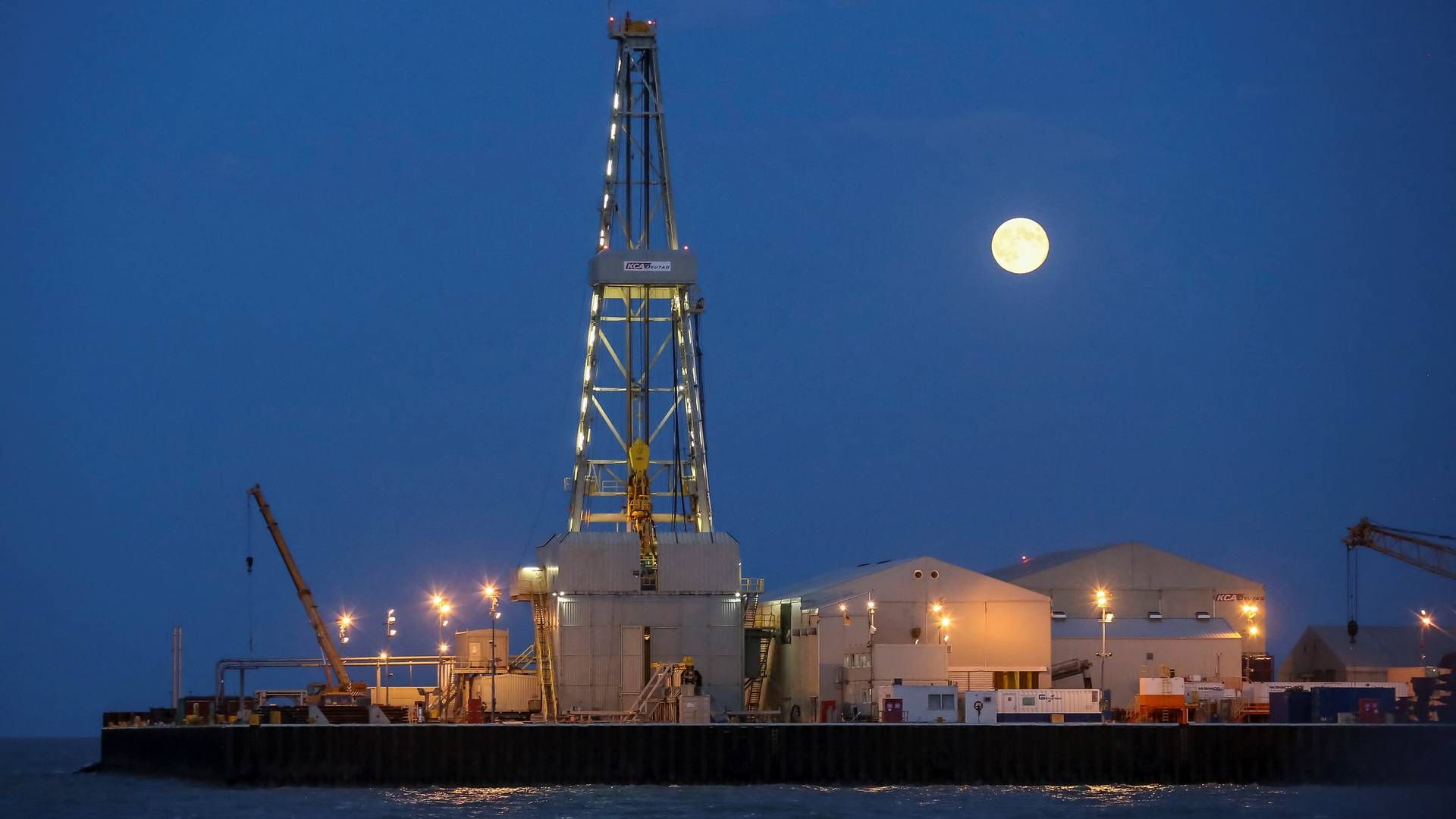 Fuldmånen står op i baggrunden over en olieplatform ved Kashagan offshore-oliefeltet i Det Kaspiske Hav i det vestlige Kasakhstan.