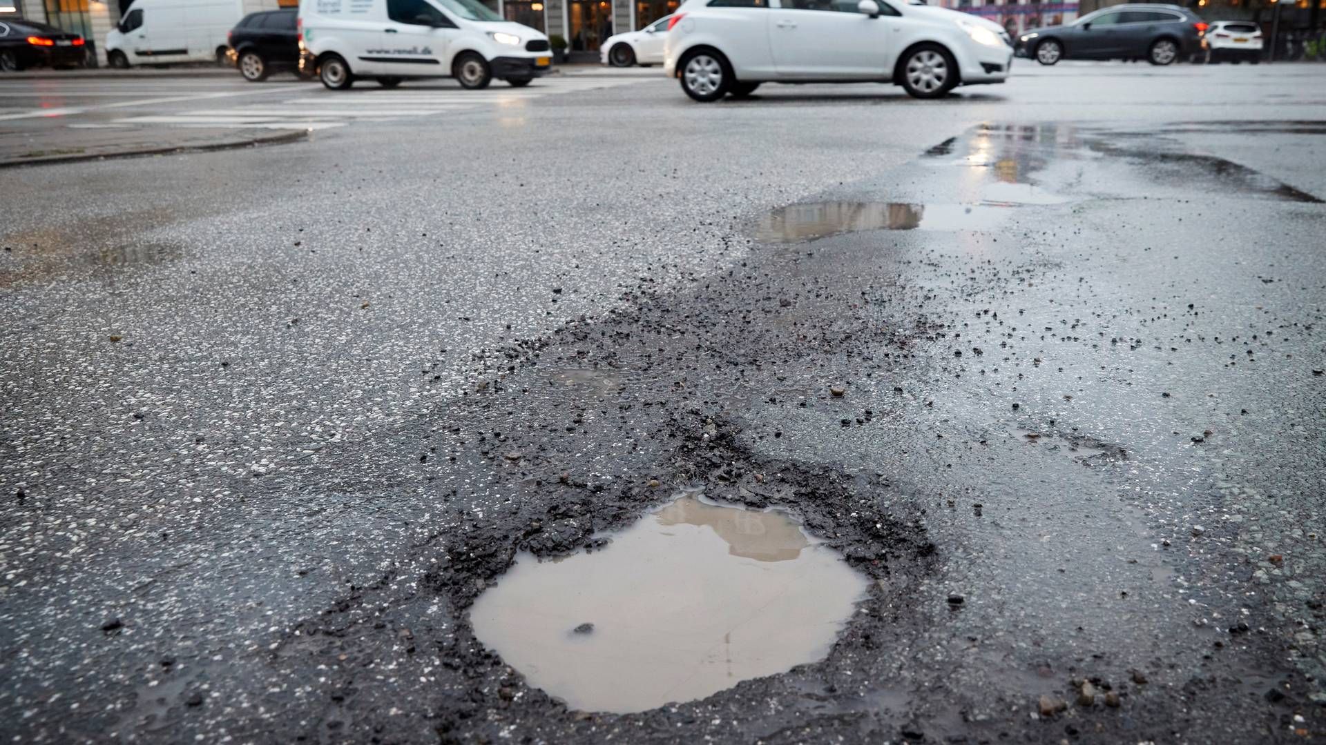 Ifølge Asfaltindustrien er der et stort problem med manglende vedligeholdelse af veje i kommunerne. | Foto: Jens Dresling/Ritzau Scanpix
