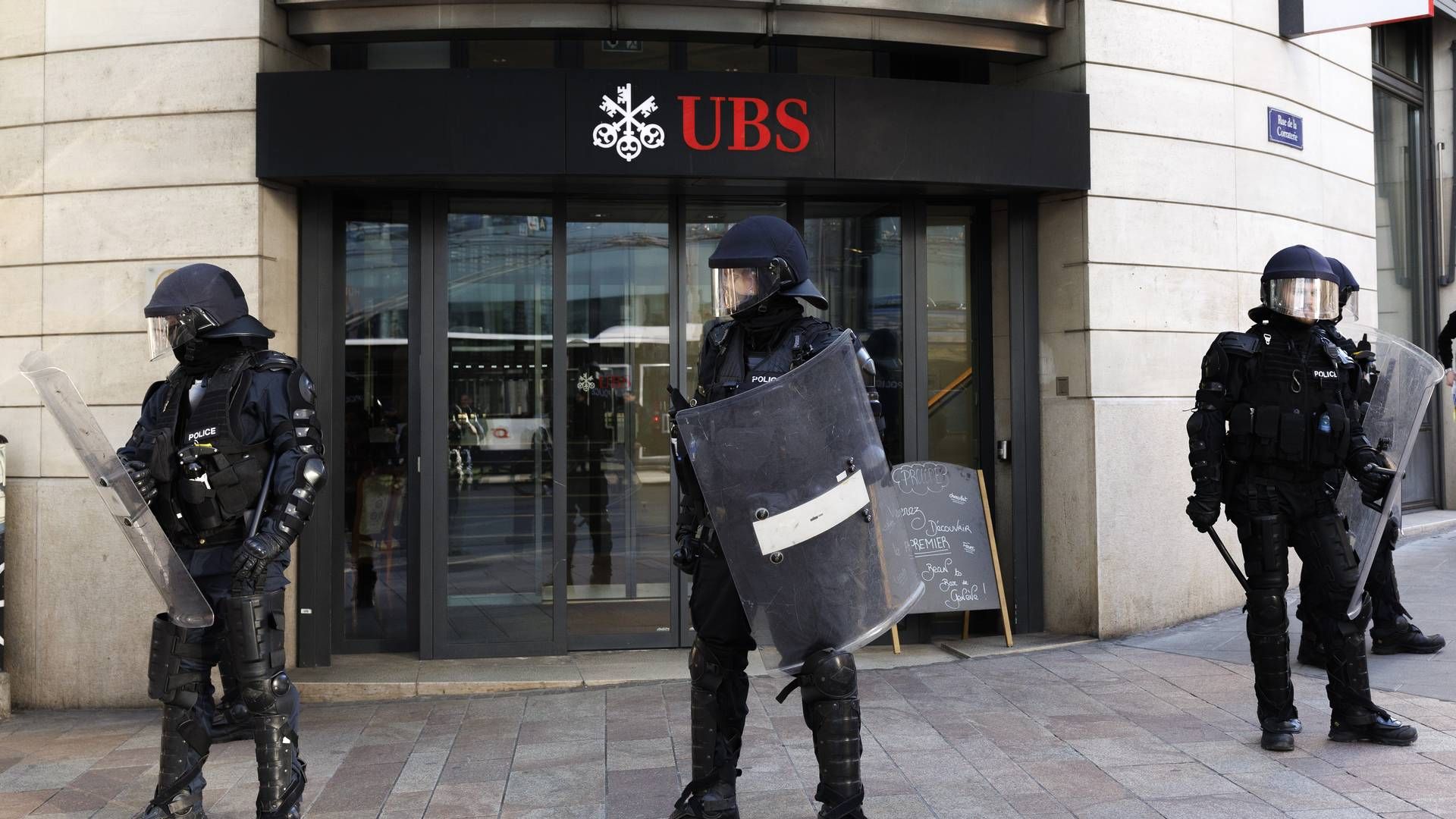 Vor Demonstranten - wie hier am 23. März dieses Jahres in Genf - kann der Staat die UBS schützen. Aber auch vor der Insolvenz im Falle einer Krise? | Foto: picture alliance/KEYSTONE | SALVATORE DI NOLFI