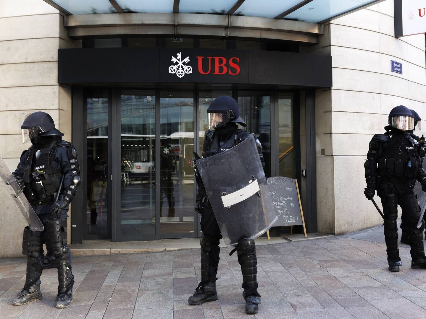 Vor Demonstranten - wie hier am 23. März dieses Jahres in Genf - kann der Staat die UBS schützen. Aber auch vor der Insolvenz im Falle einer Krise? | Foto: picture alliance/KEYSTONE | SALVATORE DI NOLFI