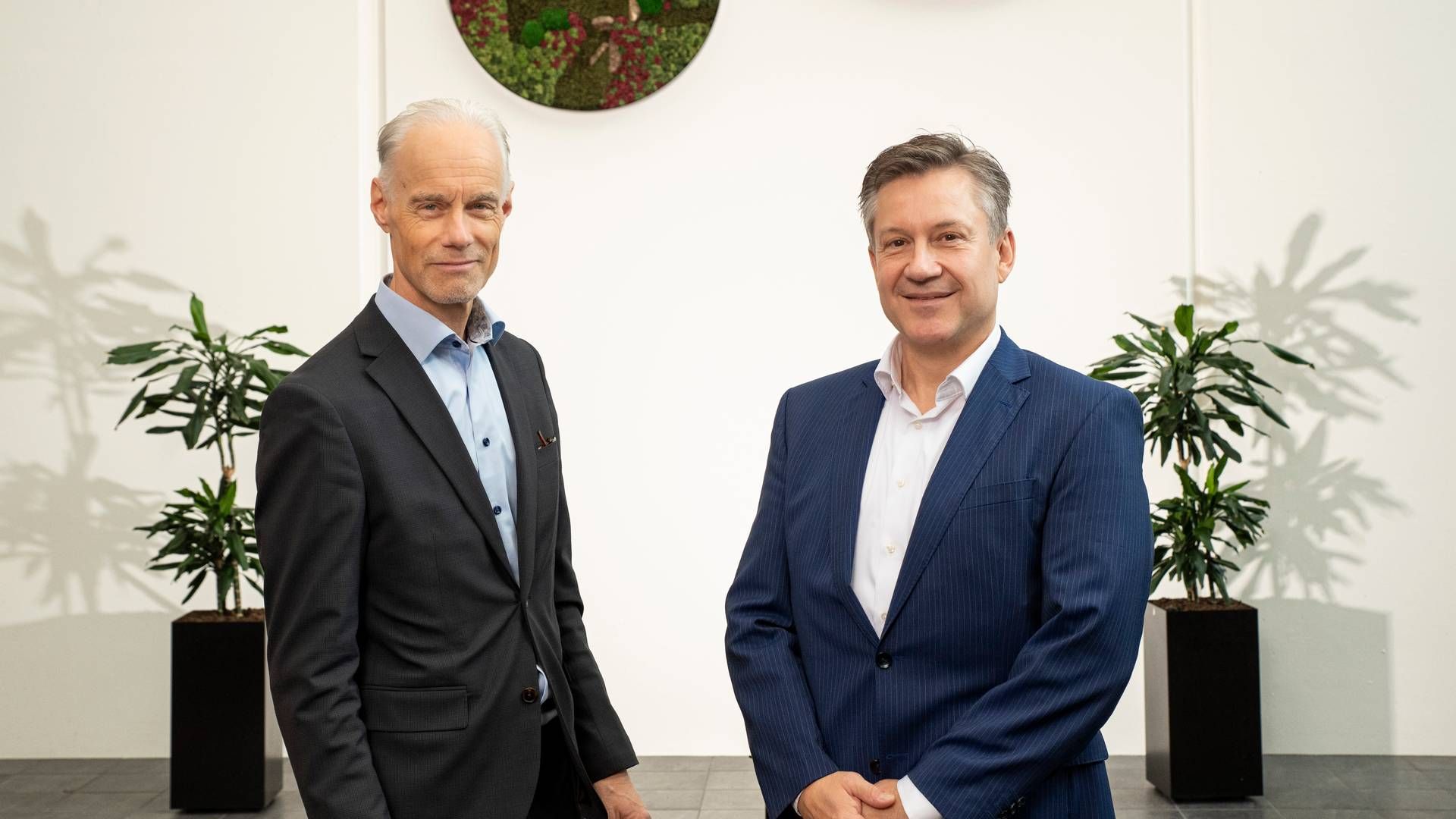 T-Systems adm. direktør i Nordeuropa, Klaus Koefoed (th), har skrevet under på outsourcing-aftalen, sammen med adm. direktør i KMD, Per Johansson. | Foto: PR