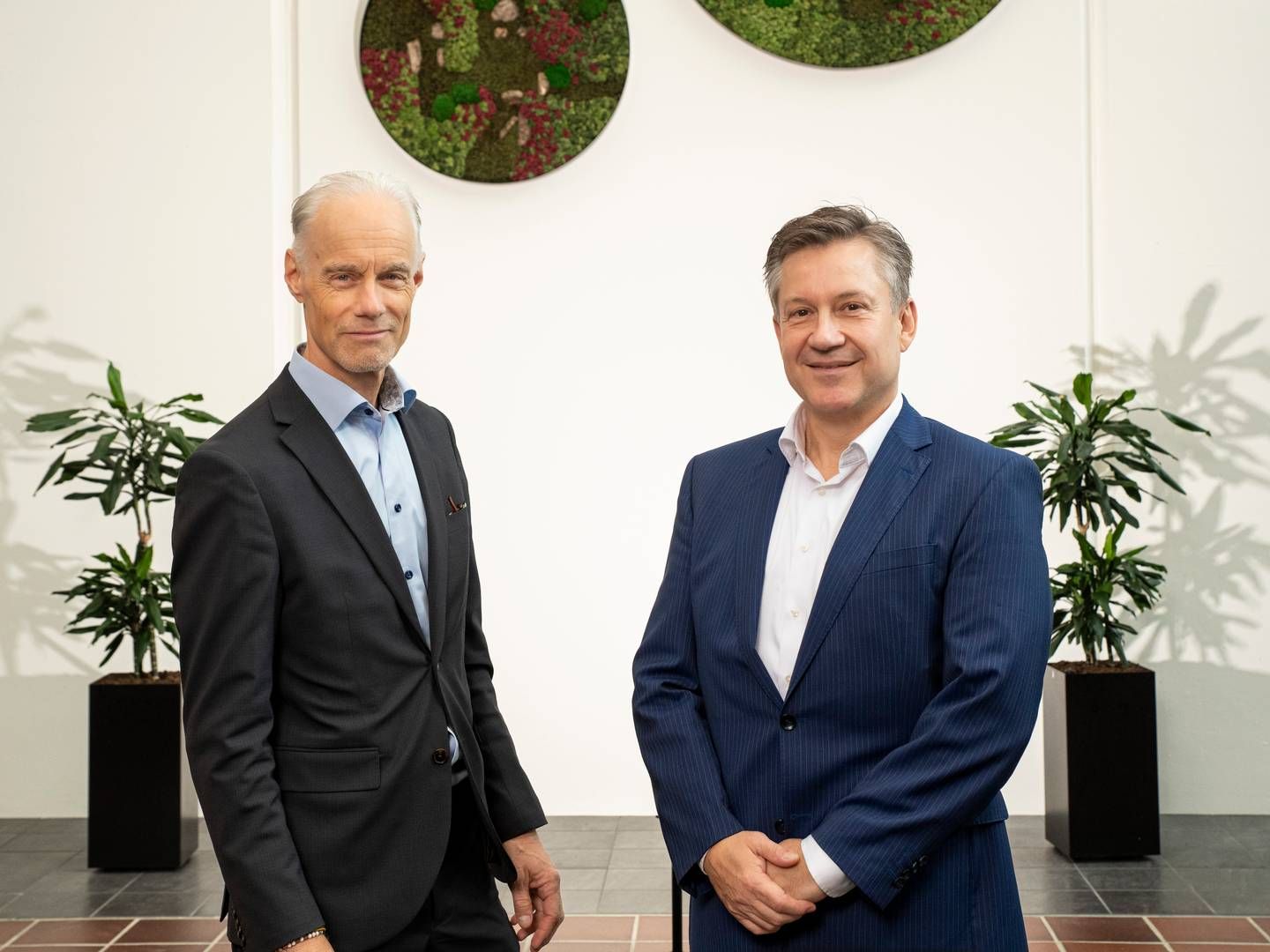 T-Systems adm. direktør i Nordeuropa, Klaus Koefoed (th), har skrevet under på outsourcing-aftalen, sammen med adm. direktør i KMD, Per Johansson. | Foto: PR