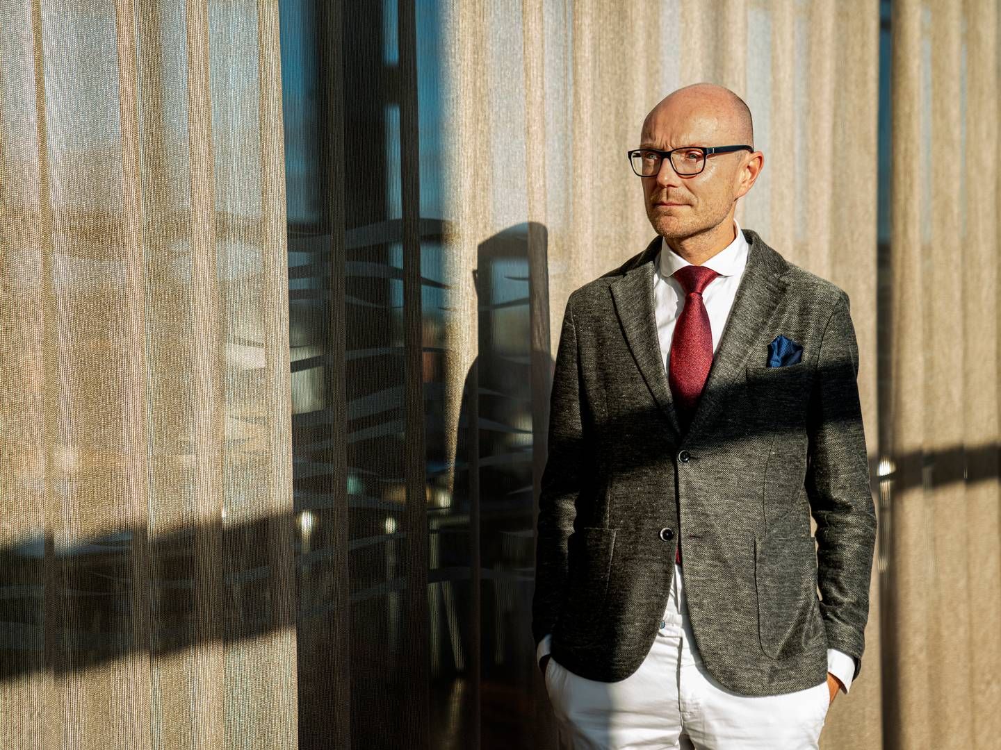 Selvstændig rådgiver Nikolaj Holdt Mikkelsen har i årevis holdt godt øje med pensionsbranchen. Nu advarer han om, at danskernes opsparinger risikerer at være for slunkne. | Foto: Stine Bidstrup