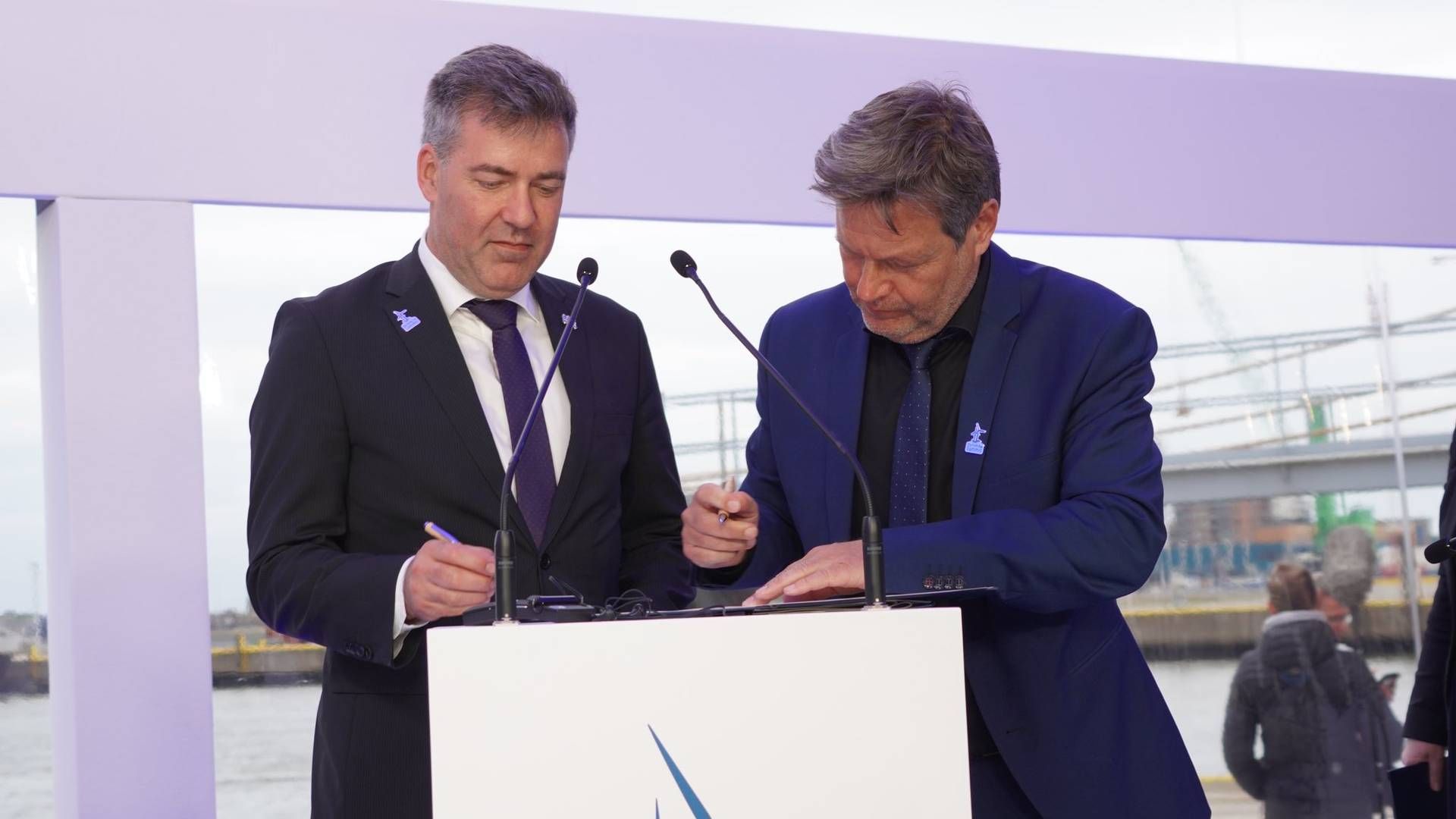 This is not the first agreement that the Danish energy minister, Lars Aagaard (left), has signed with neighboring countries. Here he signs the CCUS agreement with his German colleague, Robert Habeck, last April. | Photo: Kefm