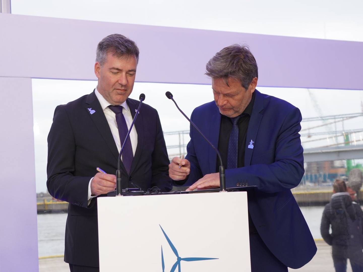 This is not the first agreement that the Danish energy minister, Lars Aagaard (left), has signed with neighboring countries. Here he signs the CCUS agreement with his German colleague, Robert Habeck, last April. | Photo: Kefm