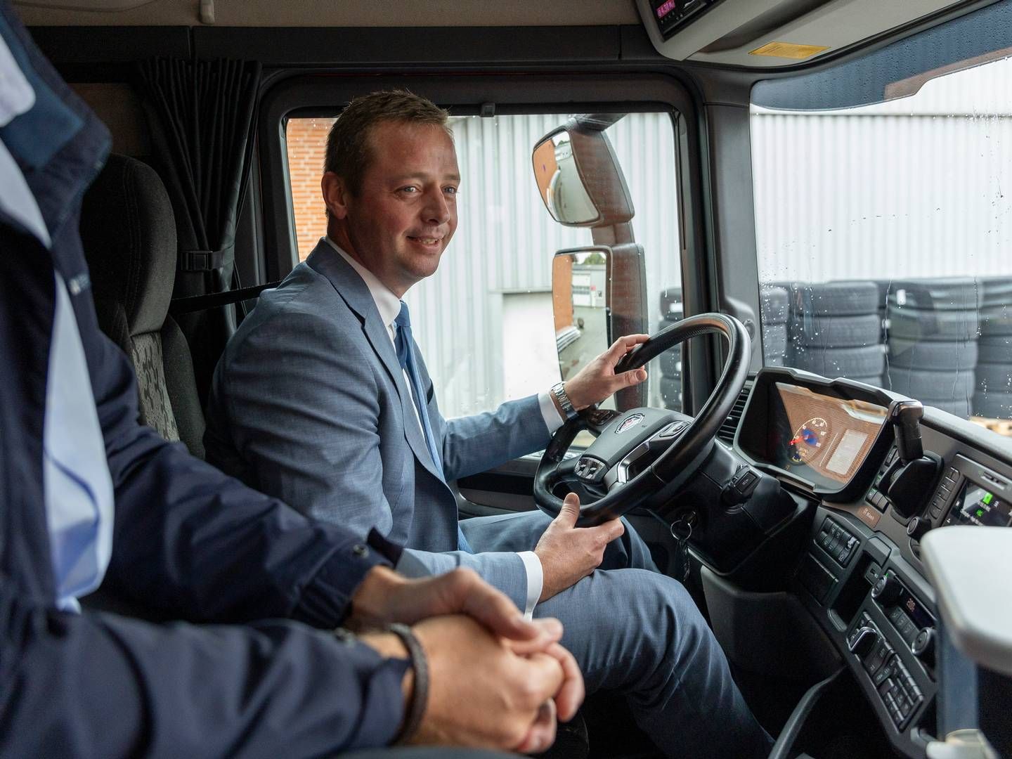 Transportminister Thomas Danielsen (V) bag rattet i en lastbil | Foto: Benny Kjølhede