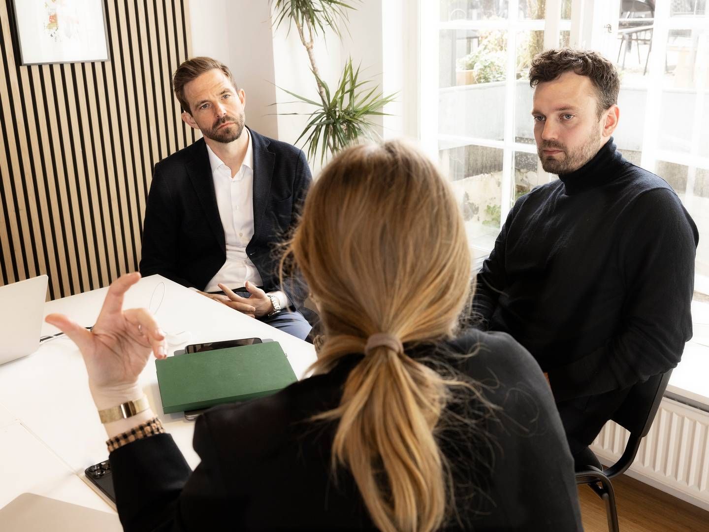 Mikkel Frederiksen (til venstre), Emil Hauberg og Christiane Wasehus Ramstrup Rudolph er stifterne bag Forteil, der løser tunge manuelle arbejdsgange ved hjælp af AI-assistenter. | Foto: Pressefoto/Lisbeth Holten