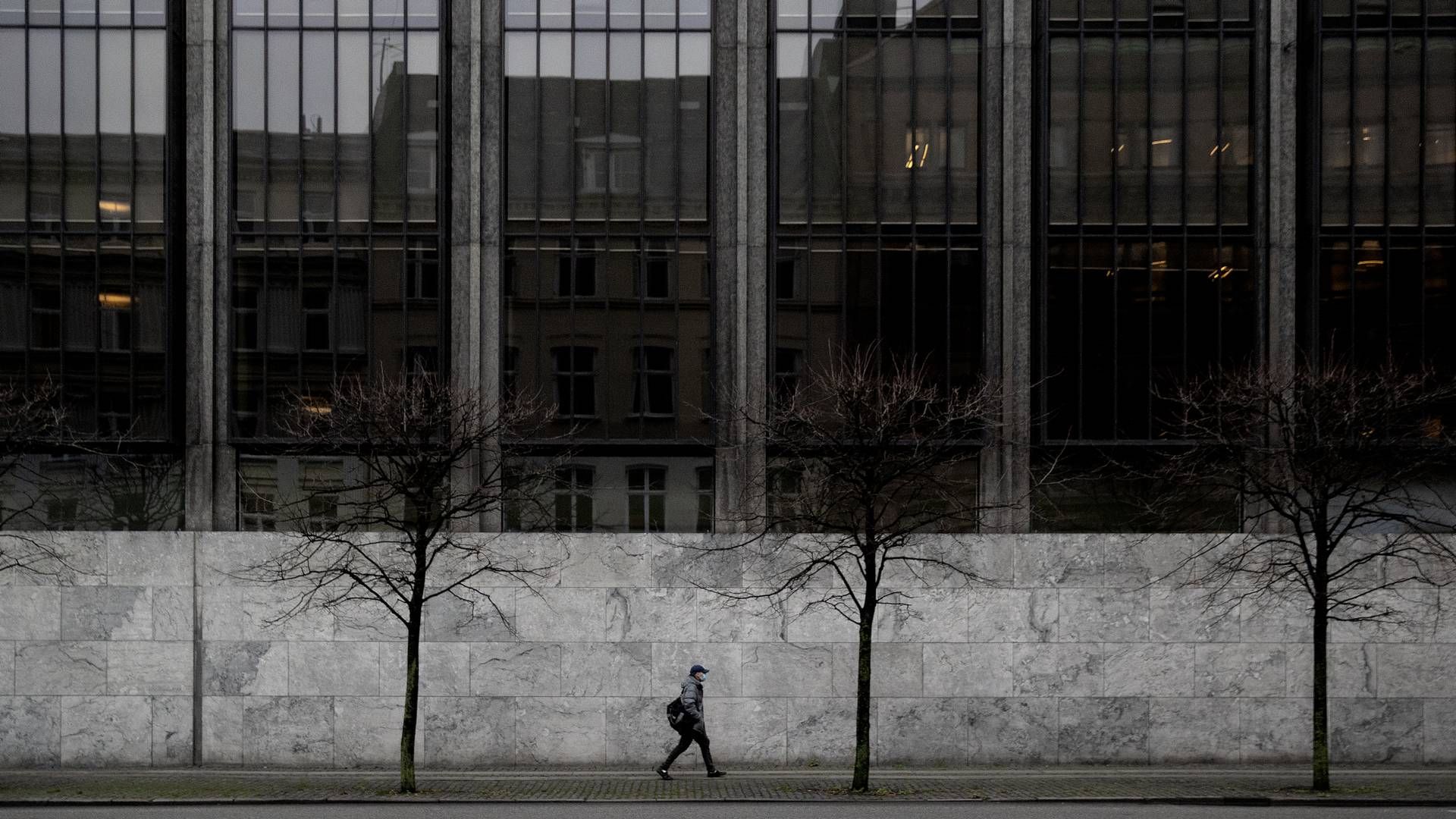 Nationalbankens bygning i det centrale København er tegnet af Arne Jacobsen og kendt for sin facade af mørkt glas og lysegrå beton. Bygningen blev fredet i 2009 | Foto: Peter Hove Olesen