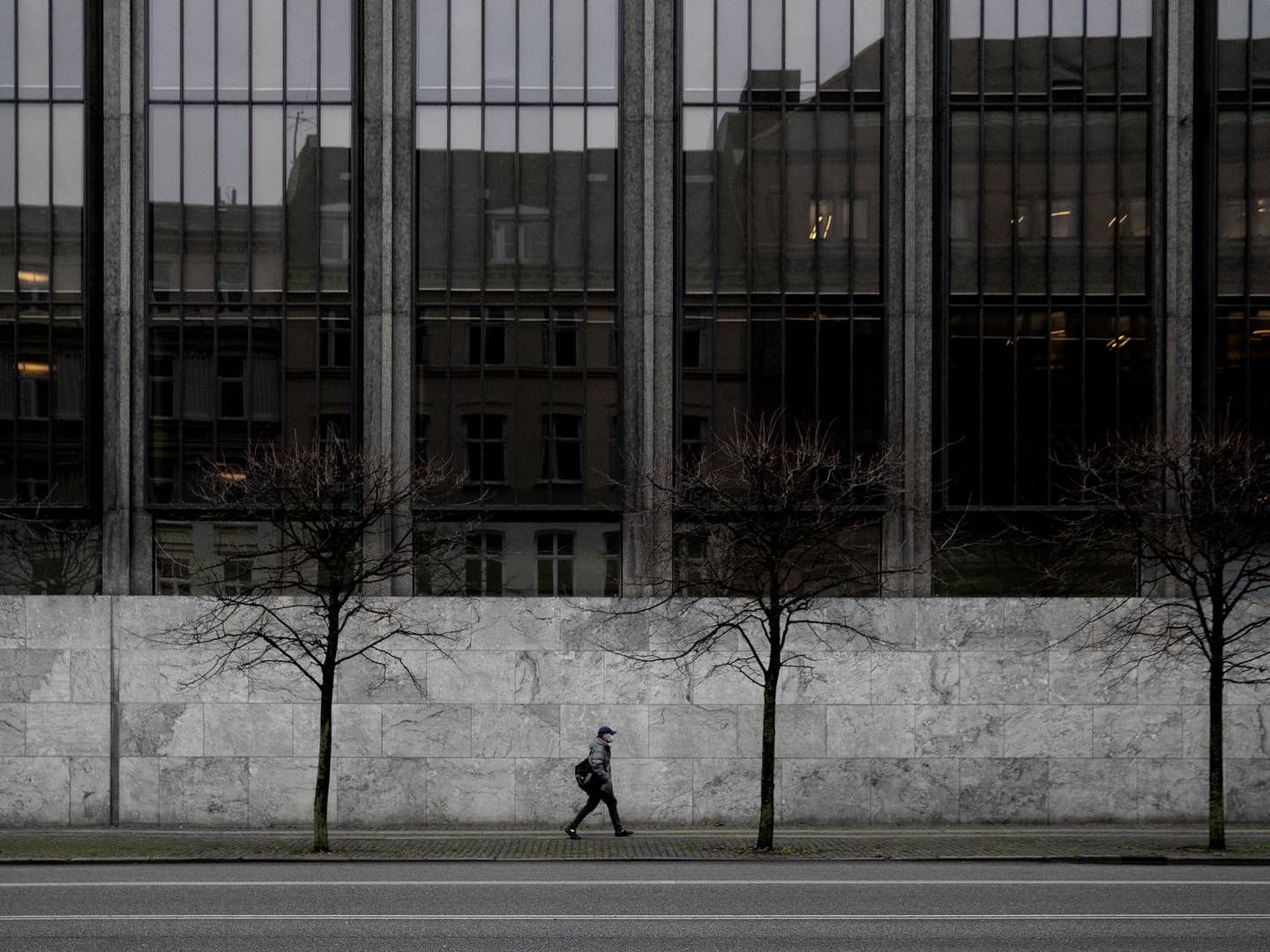 Nationalbankens bygning i det centrale København er tegnet af Arne Jacobsen og kendt for sin facade af mørkt glas og lysegrå beton. Bygningen blev fredet i 2009 | Foto: Peter Hove Olesen