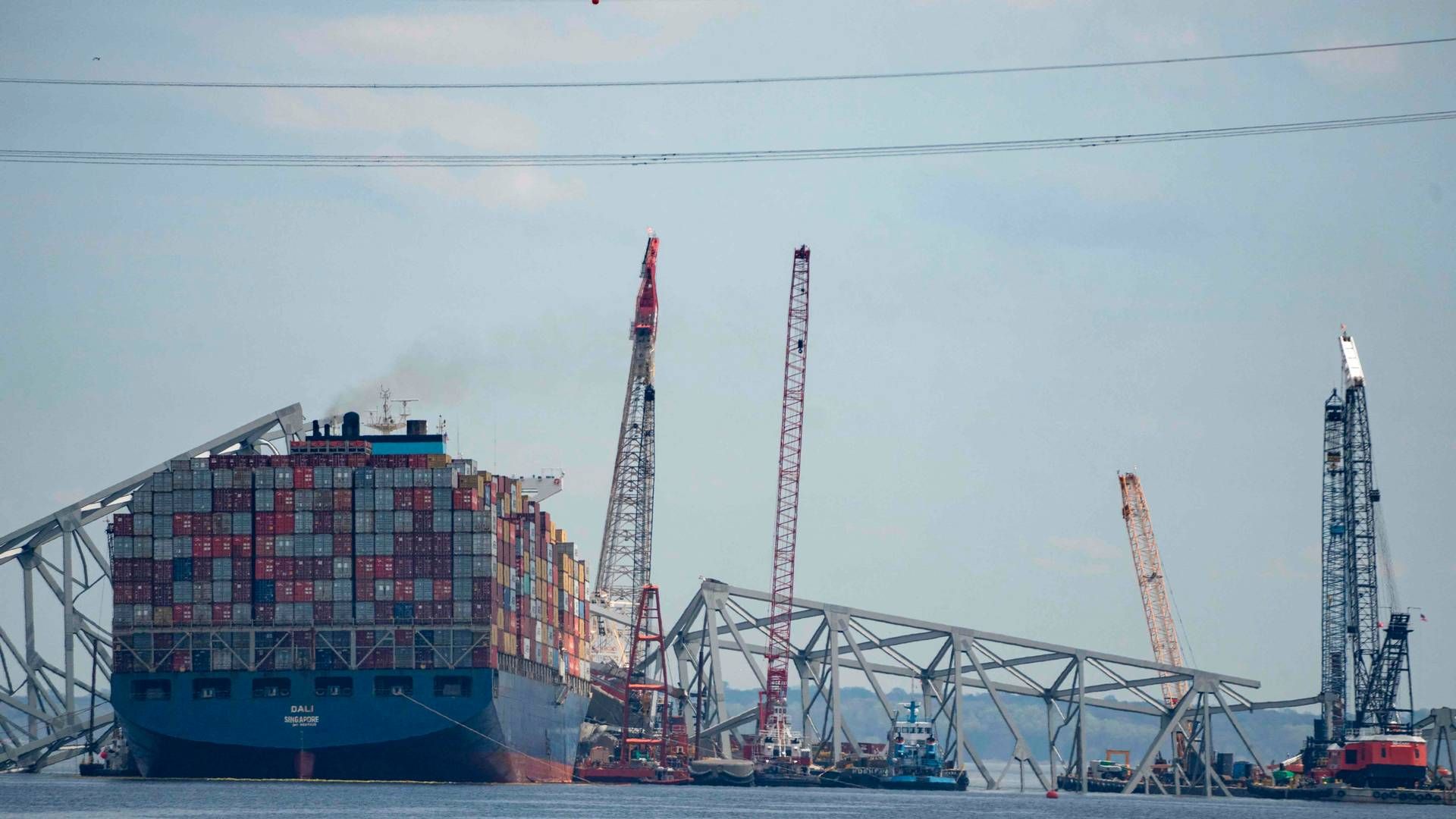 Kort før skibet sejlede ind i Francis Scott Key Bridge i Baltimore i den amerikanske delstat Maryland udsendte besætningen et nødsignal, hvor den meldte om strømsvigt og manglende fremdrift. Nu fokuserer de myndighederne på skibets strømforsyning. | Foto: Kent Nishimura/AFP/Ritzau Scanpix