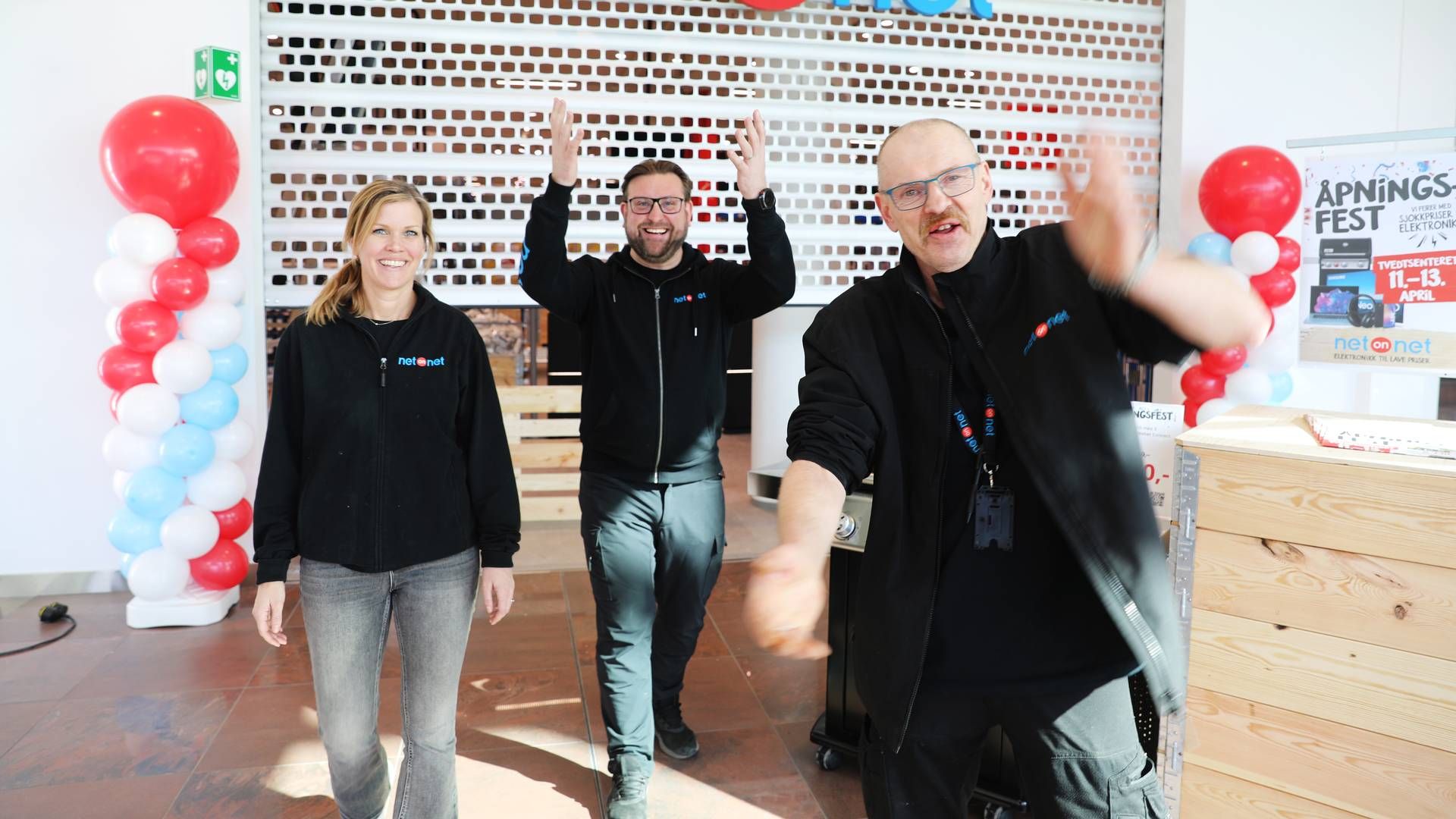 EUFORISKE: Administrerende direktør Josefin Dalum, landssjef Peter Andersson, og butikksjef Paul Mathiassen gleder seg over den nye flaggskipsbutikken i Stavanger. | Foto: NetOnNet