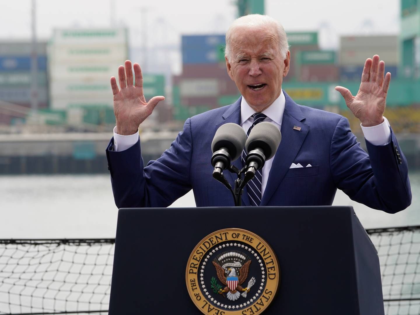 Joe Biden i et opråb til rederierne på havnen i Los Angeles tilbage i 2022, hvor han sagde, at han ville give rederierne en på skrinet for mistanke om overfakturering efter pandemien. | Foto: Damian Dovarganes/AP/Ritzau Scanpix