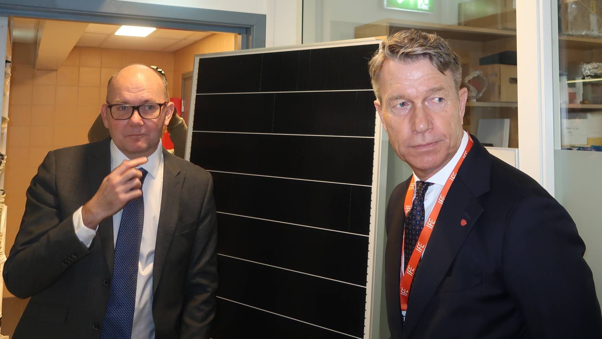 Her står Erik Stensrud Marstein (f.v) og energiminister Terje Aasland i lokalene til FME Solar på Kjeller ved Lillestrøm. | Foto: Johannes Enli Kalleberg/EnergiWatch