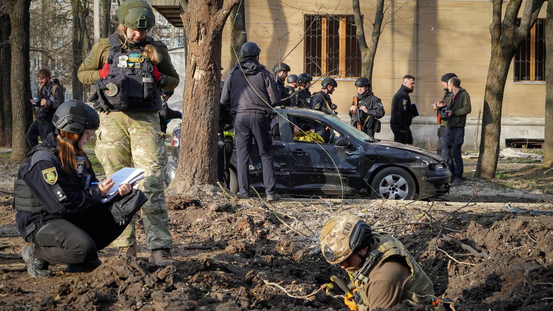Militære eksperter undersøker et krater i Kharkiv etter et russisk angrep der flere mennesker ble drept i Kharkiv i forrige uke. Torsdag morgen ble byen rammet av et nytt angrep. | Foto: Andrii Marienko / AP / NTB
