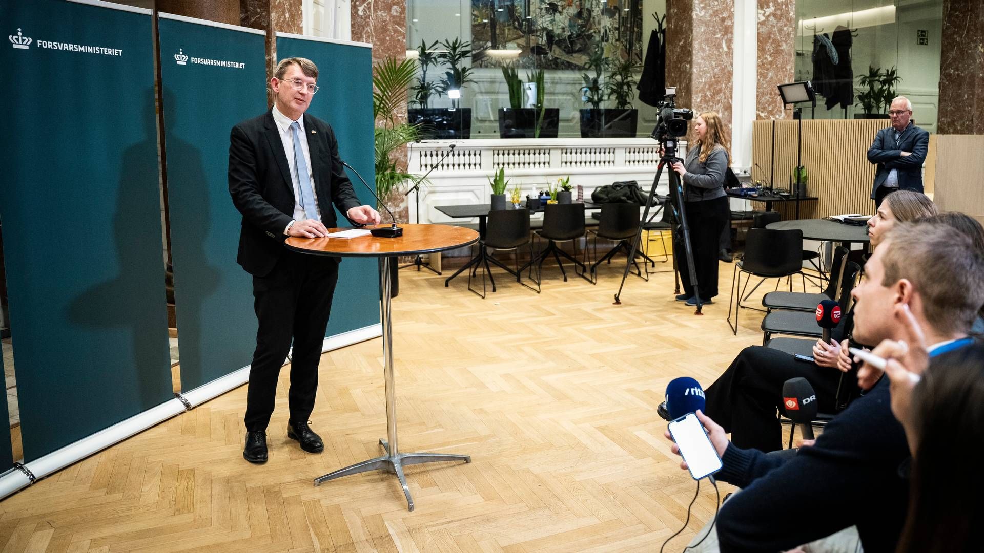 Forsvarsminister Troels Lund Poulsen (V) meddelte på et pressemøde onsdag aften 3. april 2024 blandt andet, at de nye våbensystemer blev både forsinket og markant dyrere. | Foto: Emil Nicolai Helms