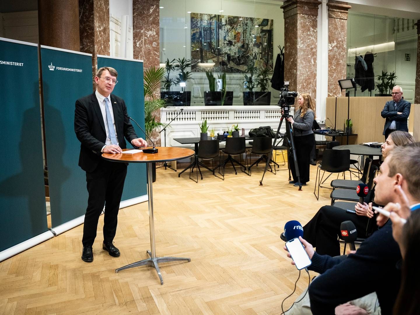 Forsvarsminister Troels Lund Poulsen (V) meddelte på et pressemøde onsdag aften 3. april 2024 blandt andet, at de nye våbensystemer blev både forsinket og markant dyrere. | Foto: Emil Nicolai Helms