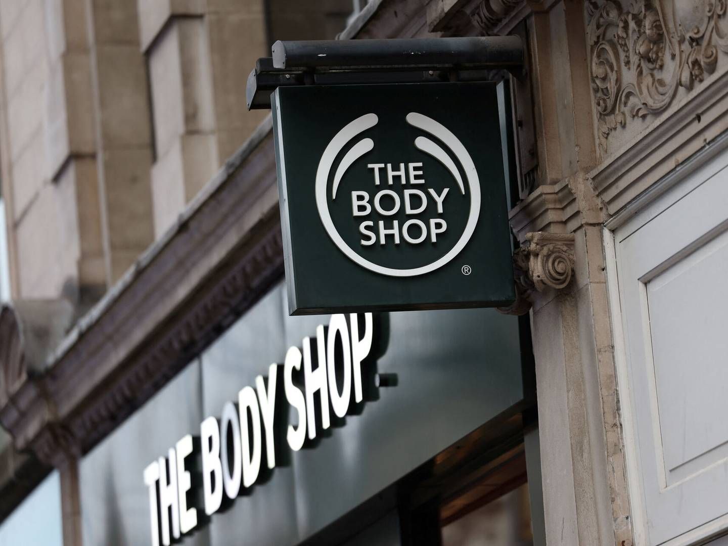 Det britiske moderselskab bag The Body Shop har siden februar været sat under administration, hvilket har fået konsekvenser for kosmetikkæden i flere lande, herunder Danmark. | Foto: Isabel Infantes/Reuters/Ritzau Scanpix