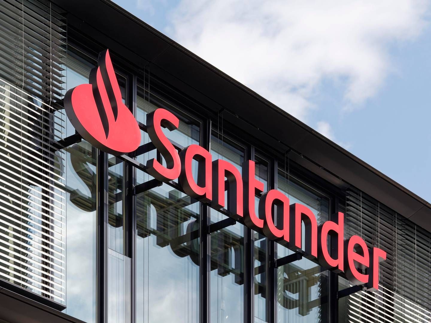 Nach Gewinneinbruch: Die Santander Consumer Bank plant offenbar einen massiven Stellenabbau. | Foto: picture alliance / imageBROKER | Karl F. Schöfmann