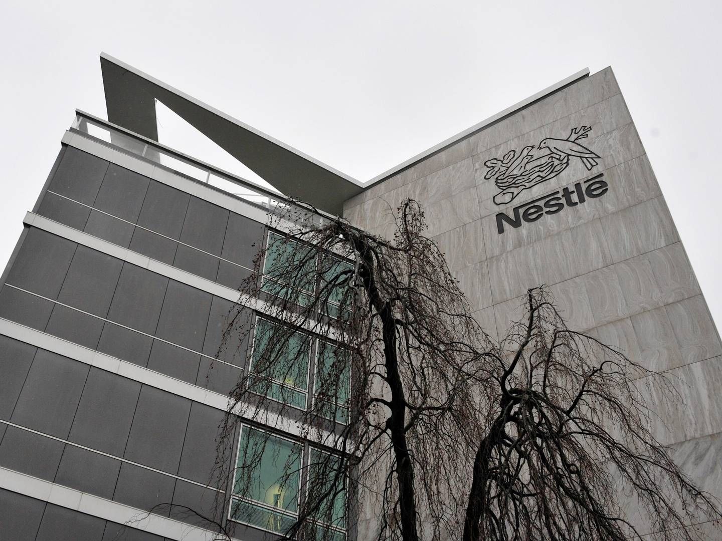 NewClimate Institute og Carbon Market Watch mener Nestlé rapporterer bedre klimetall ann det hva som er reelt. Bildet er fra bedriftens hovedkvarter i Sveits. | Foto: Dominic Favre, AP