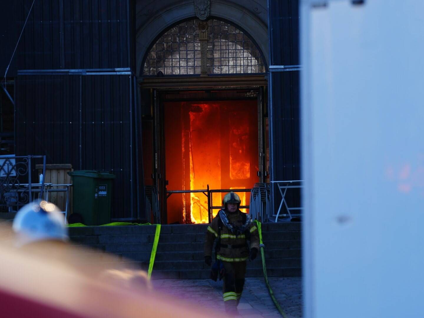 Tirsdag formiddag er cirka 120 brandfolk til stede omkring Børsen plus cirka 60 personer fra Forsvaret. | Foto: Ida Marie Odgaard / Ritzau Scanpix