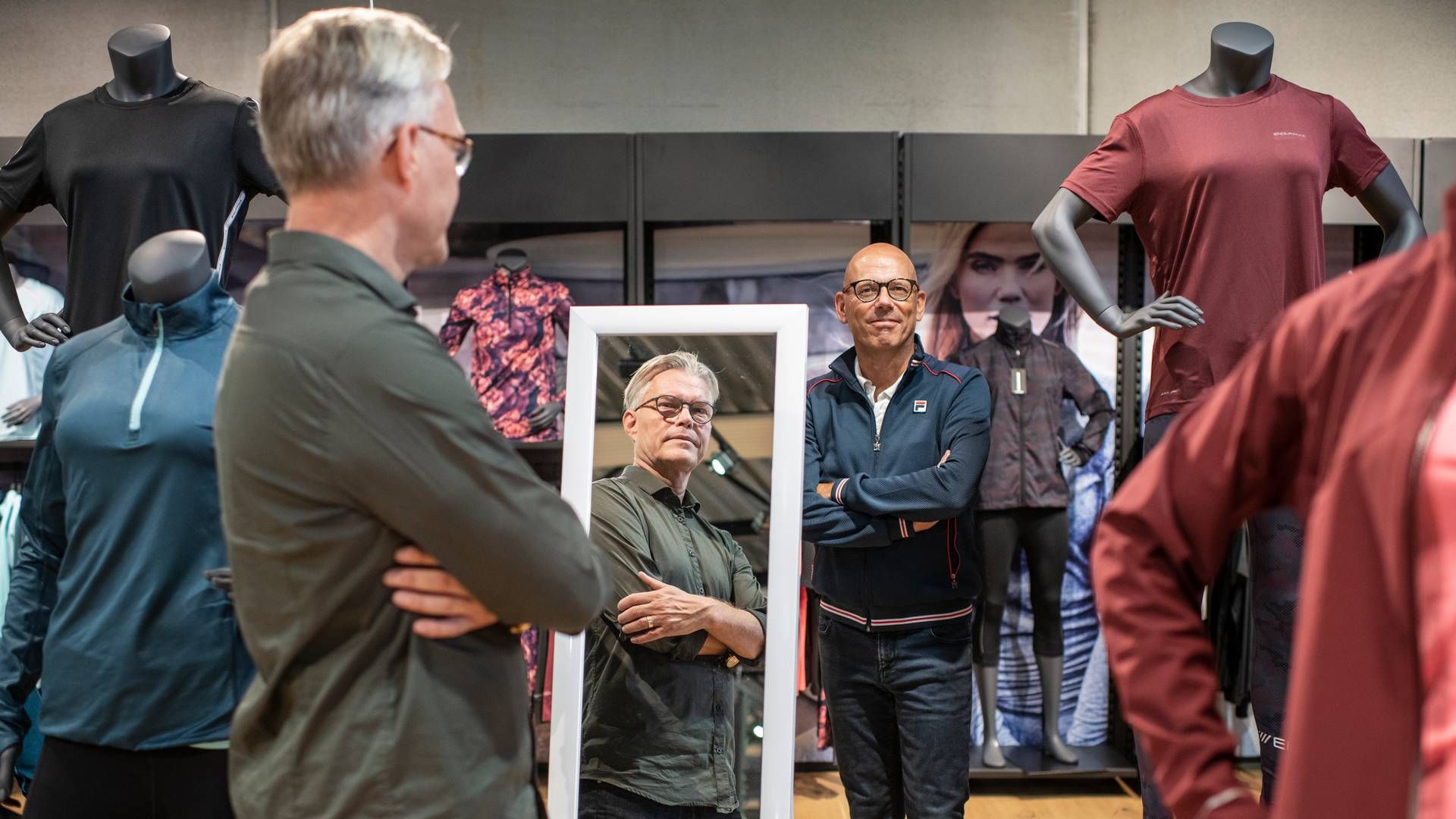 Henrik Bruun (t.v.) ejer 83 pct. af Sport 24, mens Klaus Midtgaard ejer de resterende 17 pct. Sportskæden har Lars Elsborg (t.h.) som adm. direktør. | Foto: Joachim Ladefoged