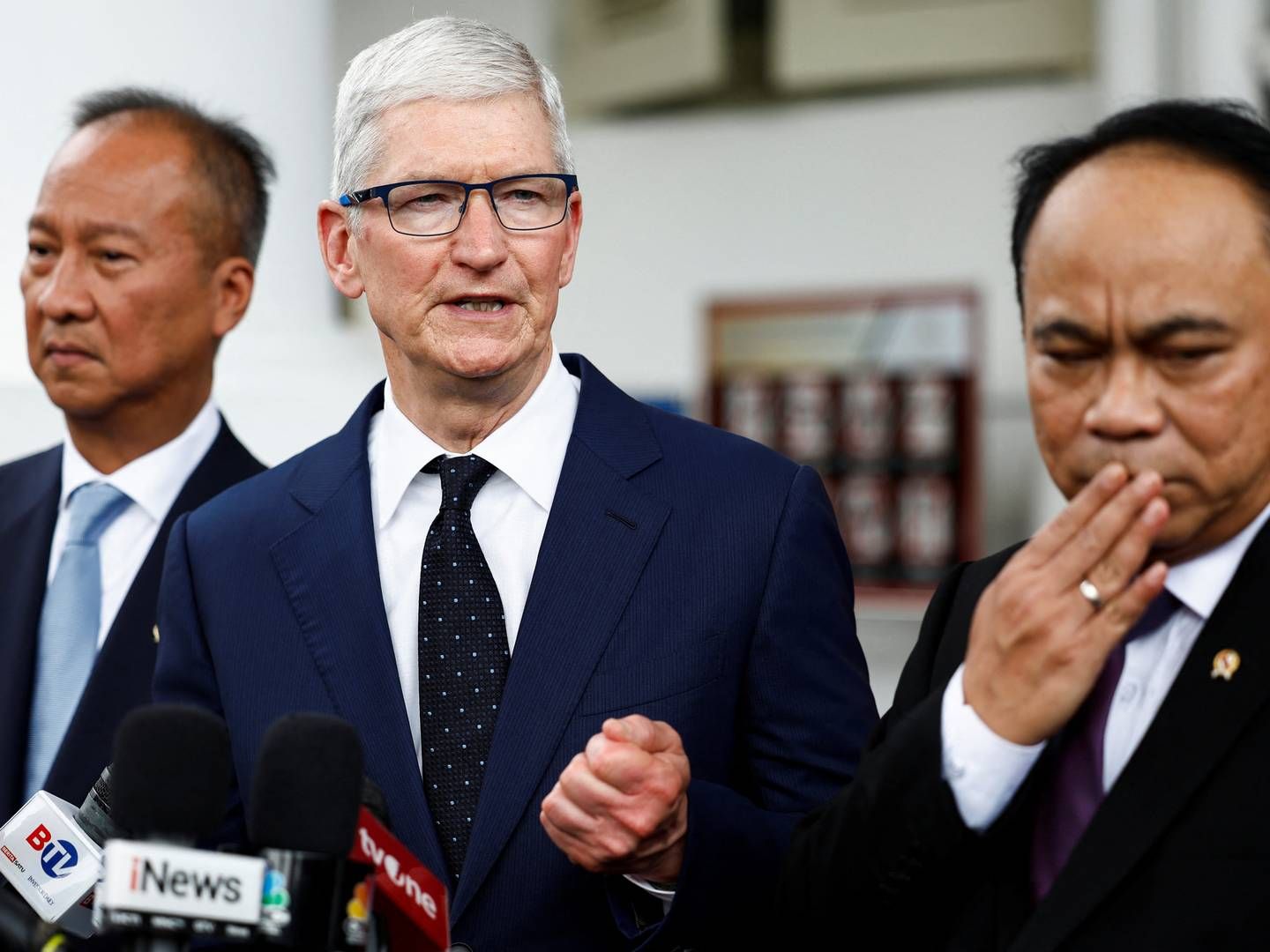 Apple-topchef Tim Cook (i midten) er flankeret af Indonesiens industriminister, Agus Gumiwang Kartasasmita, samt minister for kommunikation og information Budi Aire Setiadi. | Foto: Willy Kurniawan
