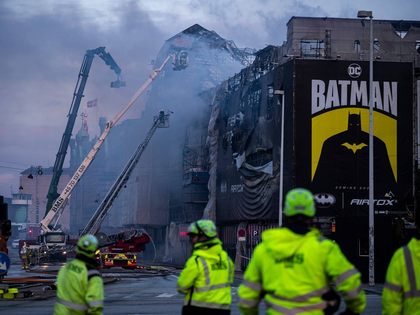 Et reklamebanner for sikkerhedssko-mærket Airtox hang på Børs-bygningen, da den brændte. | Foto: Martin Sylvest/Ritzau Scanpix