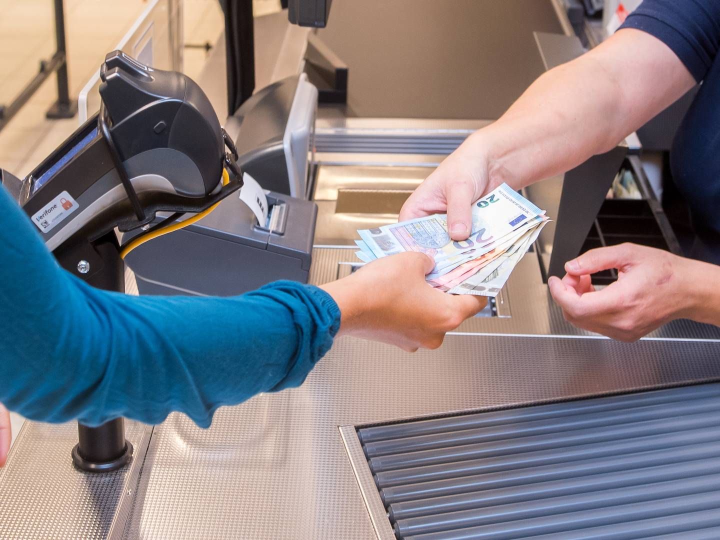 Weil Geldautomaten fehlen: Bargeld-Abhebungen an der Supermarktkasse werden beliebter. | Foto: picture alliance / dpa Themendienst | Benjamin Nolte