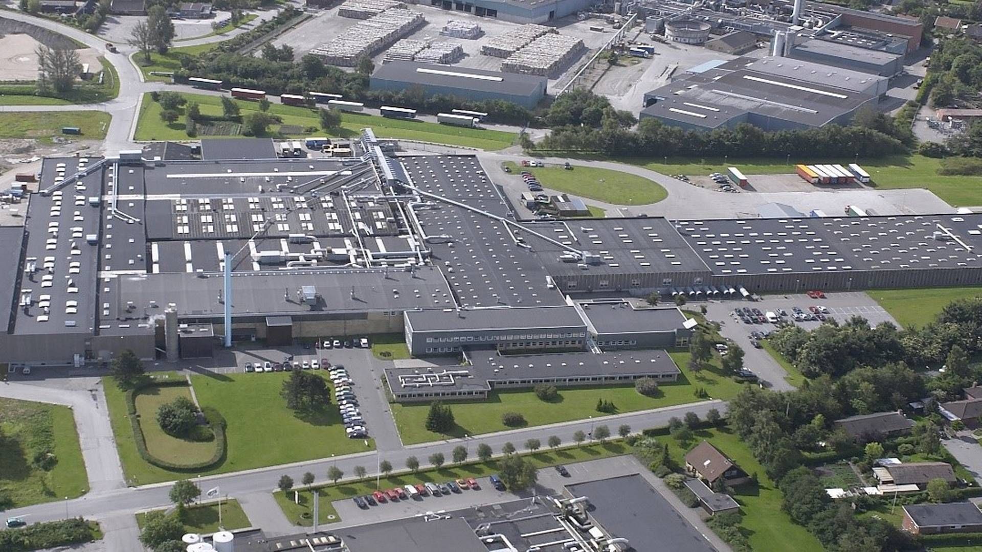 DS Smith har i dag omkring 700 ansatte på tværs af fem danske afdelinger, herunder en emballagefabrik i Grenaa (billedet) | Foto: PR/DS Smith