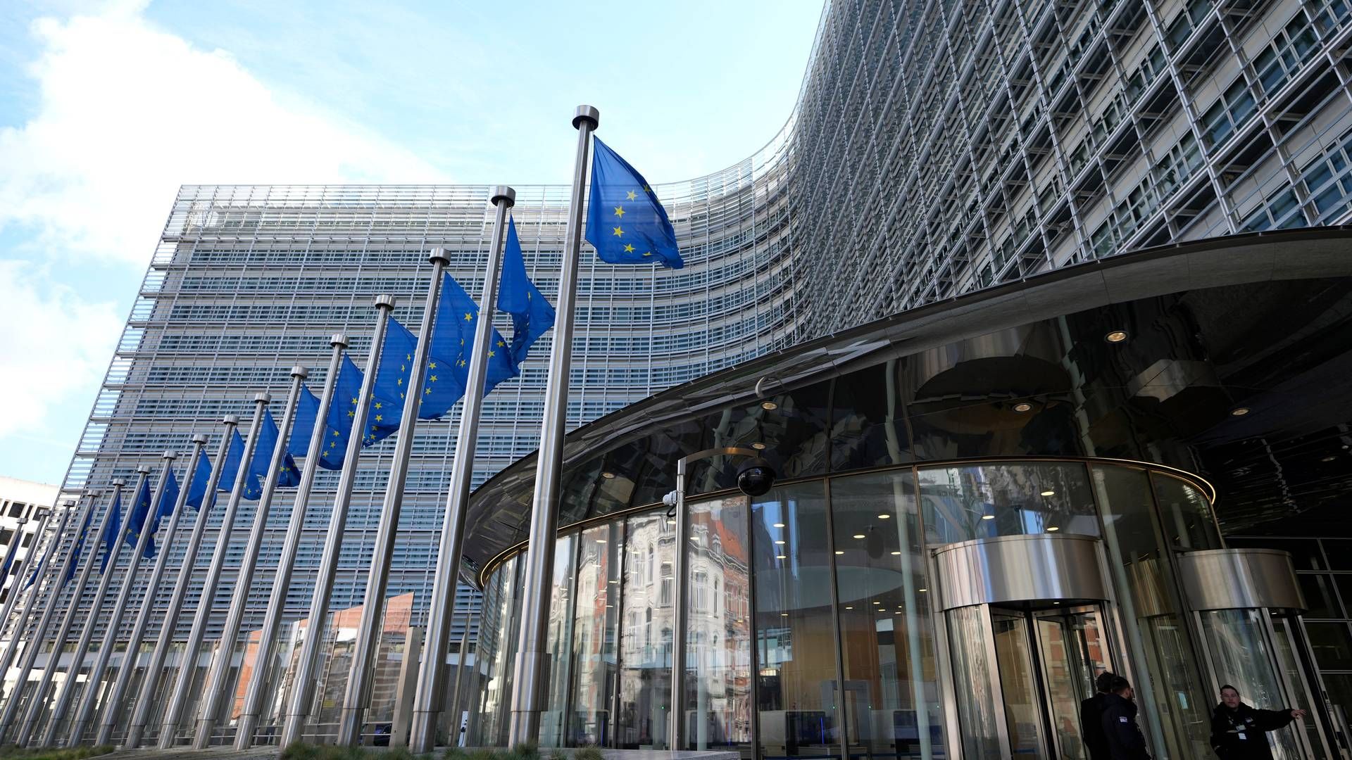 EU-flaggene vaier utenfor unionens hovedkvarter i Brussel. I et utkast til EUs nye femårsplan er klima skjøvet ned til fordel for forsvar og sikkerhet. | Foto: Virginia Mayo / AP / NTB