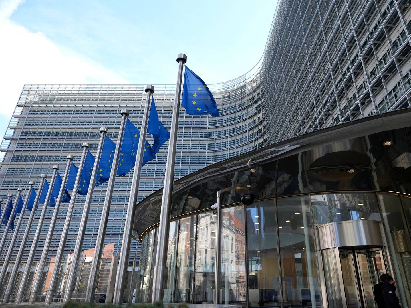 EU-flaggene vaier utenfor unionens hovedkvarter i Brussel. I et utkast til EUs nye femårsplan er klima skjøvet ned til fordel for forsvar og sikkerhet. | Foto: Virginia Mayo / AP / NTB