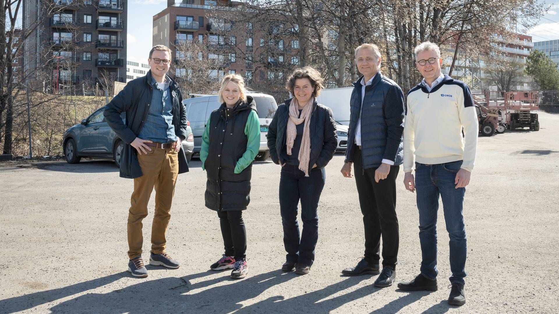 GRÅ ASFALT TIL GRØNN PARK: Her står aktørene i det som blir områdepark, fra grå asfalt til grønn park. Bak trærne skimtes boligprosjektet Ulven Park og kontorbyggene i Construction City. Fra venstre, Martin Berger (Skanska Eiendomsutvikling), Ina Lystad Jacobsen (Bane NOR Eiendom), Tanja Kleive Guettler (Bane NOR Eiendom), Christian Ekeli (KLP Eiendom), Anders Skauge (OBOS Nye Hjem). | Foto: Thomas Mellbye