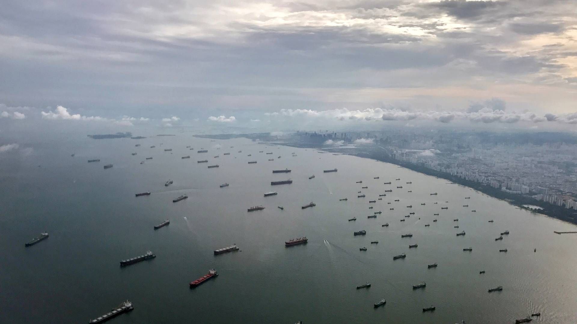 Flere end 1.000 skibe passerer dagligt vandene ved Singapore havn og er det mest travle transhipment knudepunkt for containermarkedet med en gennemstrømning på 39 mio. teu containere sidste år. | Foto: Jorge Silva/Reuters/Ritzau Scanpix