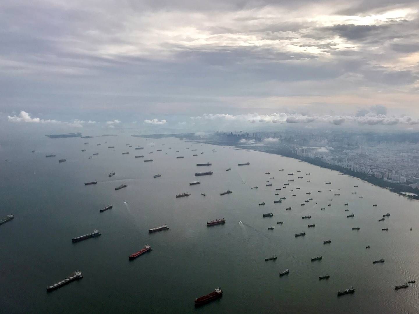 More than 1,000 ships pass through the waters of the Port of Singapore daily and is the busiest transhipment hub for the container market with a throughput of 39 million teu containers last year. | Foto: Jorge Silva/Reuters/Ritzau Scanpix