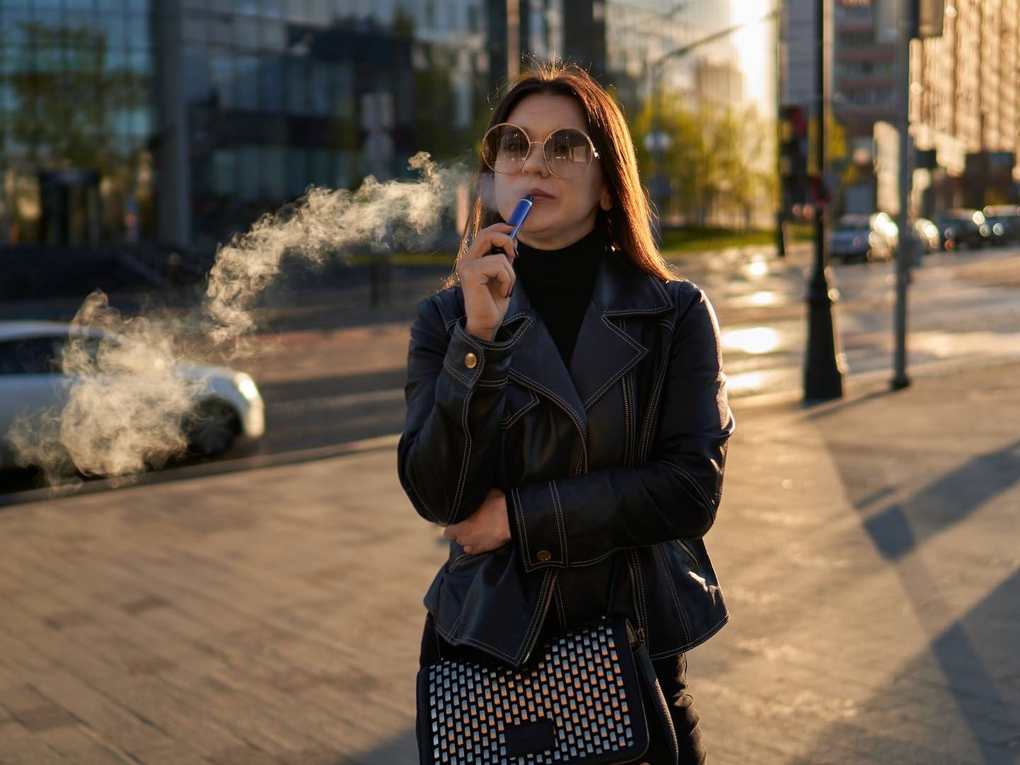 Det er ikke tilladt at reklamere for e-cigaretter og genopfyldningsbeholdere ved at fremhæve eller på anden måde promovere e-cigaretter og tilbehør med salg for øje. Billedet er af en tilfældig kvinde med en tilfældig e-cigaret. | Foto: Getty
