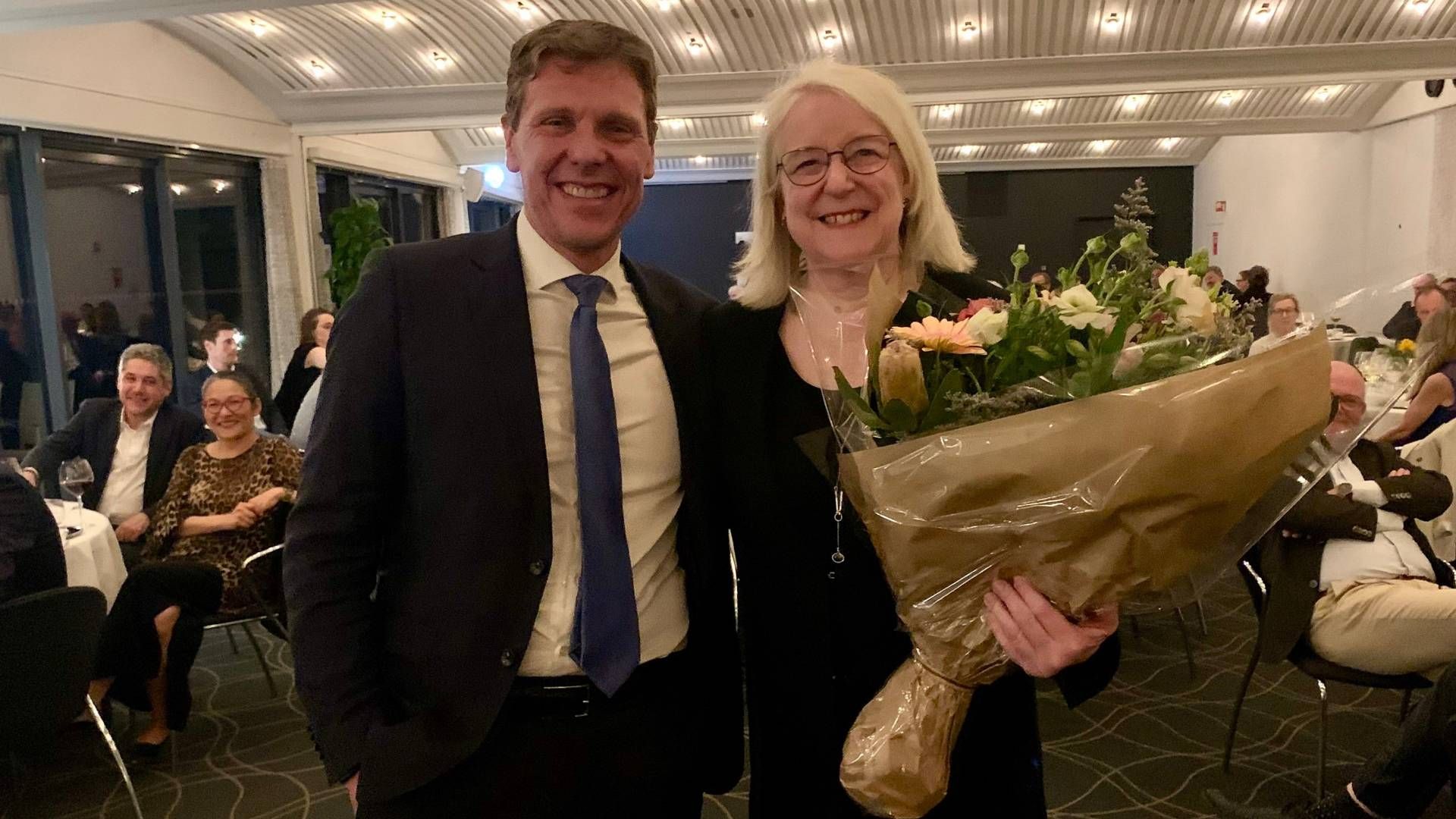 Formanden for Advokatrådet, Martin Lavesen, overrakte torsdag aften hædersprisen til Anne Birgitte Gammeljord ved et arrangement på Hotel Koldingfjord.