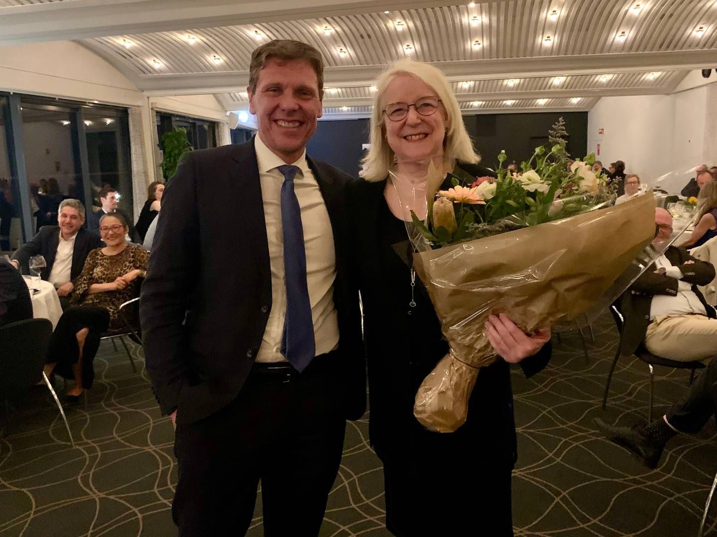 Formanden for Advokatrådet, Martin Lavesen, overrakte torsdag aften hædersprisen til Anne Birgitte Gammeljord ved et arrangement på Hotel Koldingfjord.