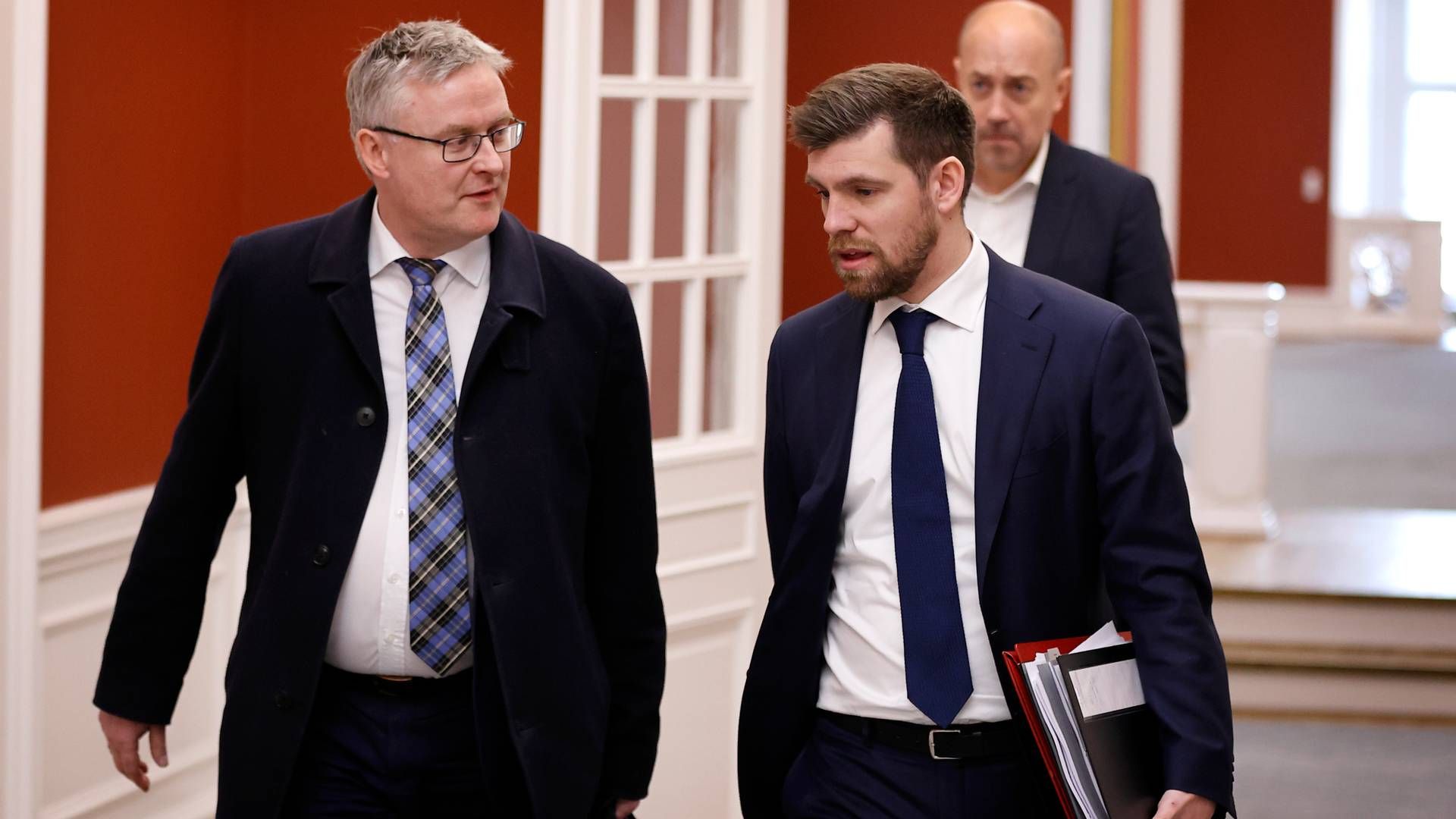 Fødevareminister Jacob Jensen (t.v.) ville mødes med en bred vifte af aktører vedrørende dyrevelfærd i landbruget. Det inkluderede dog ikke forskere. Det møder kritik. | Foto: Jens Dresling/Ritzau Scanpix