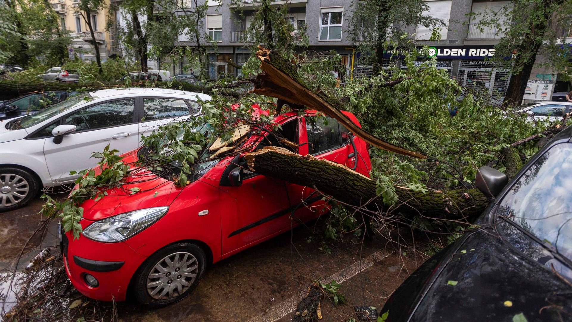 Store dele af Italien blev i slutningen af juli ramt af storm og kraftigt haglvejr. Her ses et billede fra Milano 25. juli. | Foto: Claudio Furlan/AP/Ritzau Scanpix