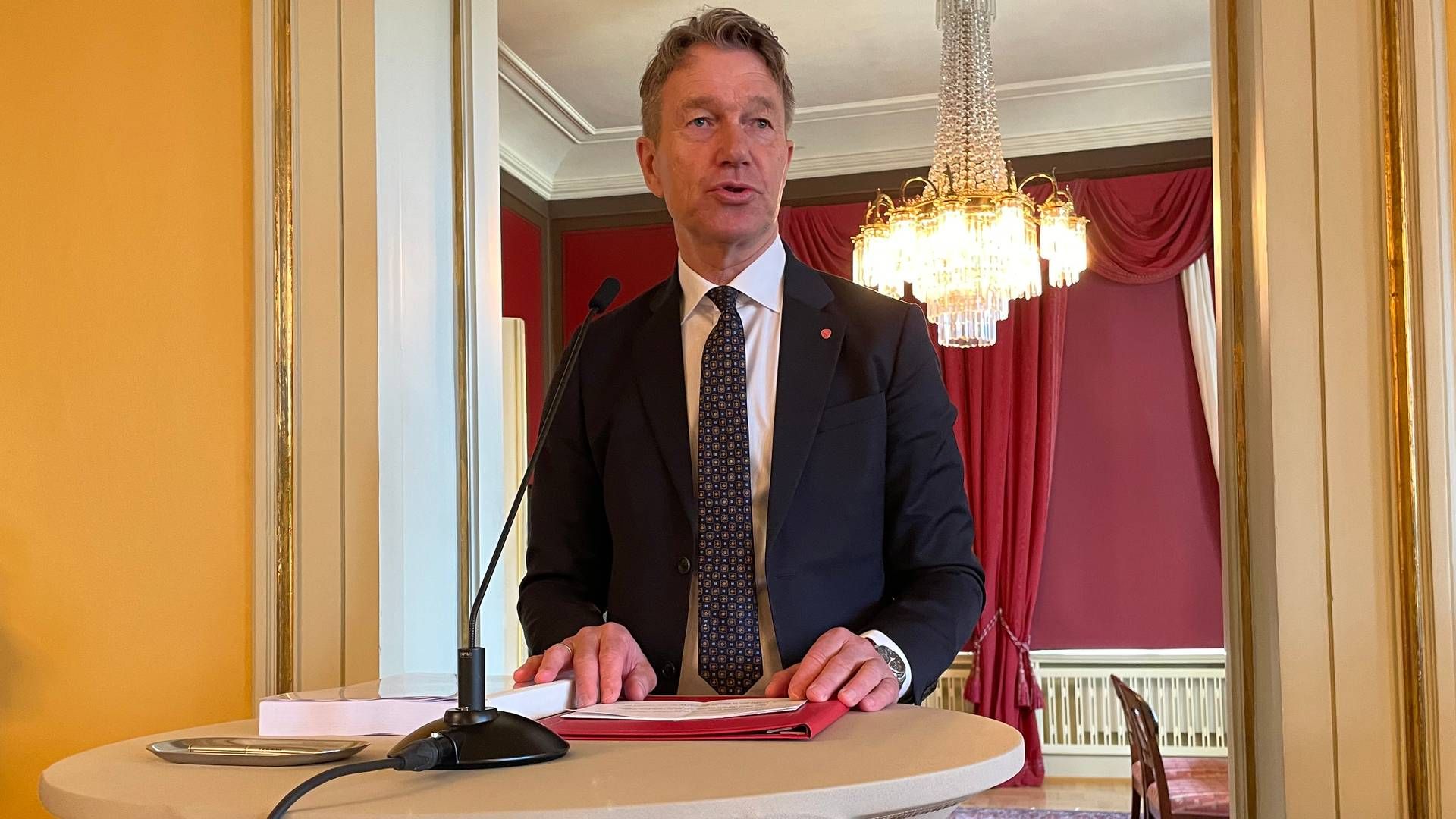 Regjeringen og energiminister Terje Aasland (Ap), her fra en pressekonferanse i april, strekker overgangsperioden som egentlig utløper i sommer. | Foto: Harald Amdal