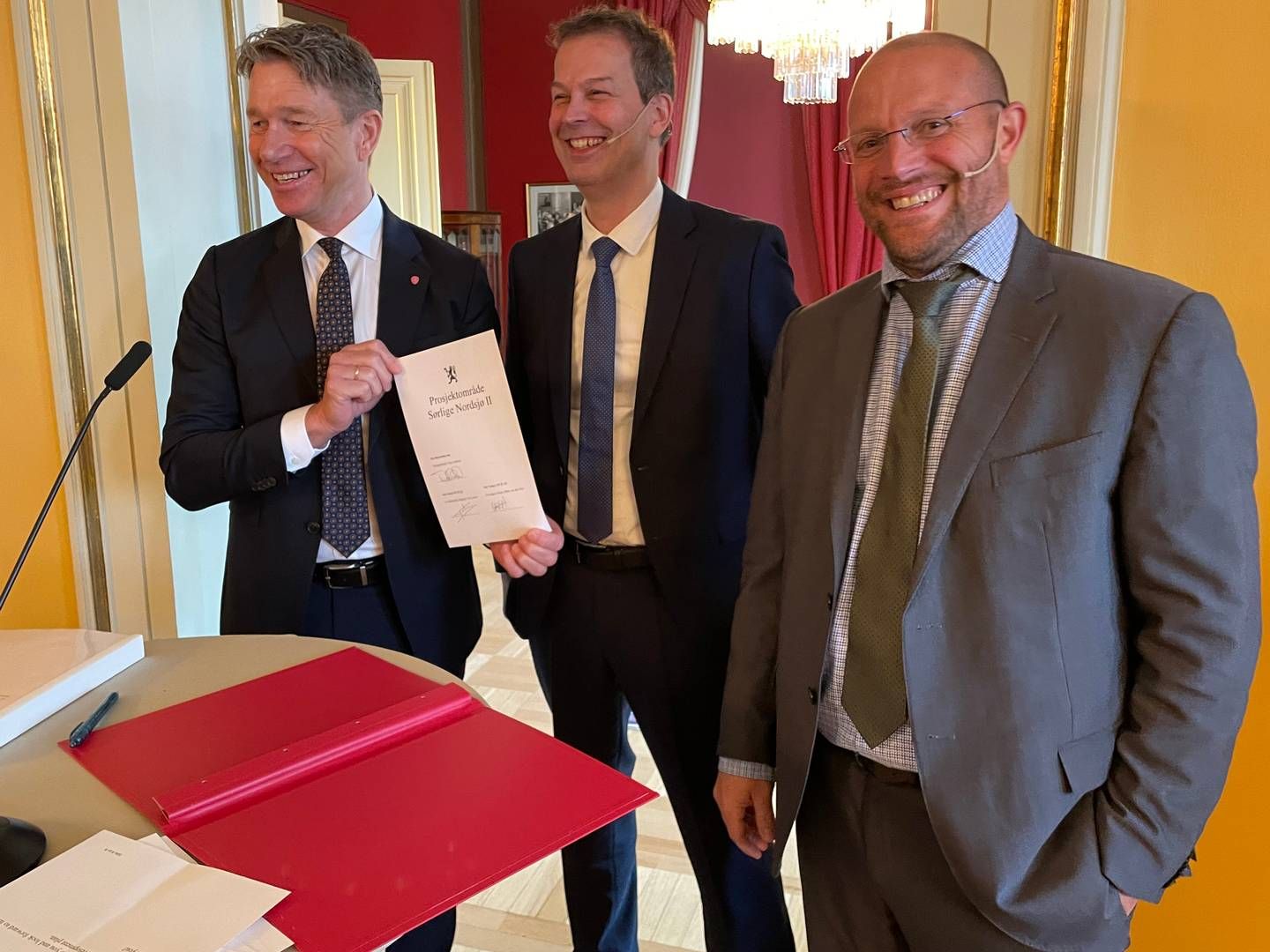 Parkwind and Ingka Investments celebrated a team victory last Friday, but are now on different teams. Ingka Investments CEO Peter van der Poel stands between Parkwind CEO François Van Leeuw (right) and Norwegian Energy Minister Terje Aasland.