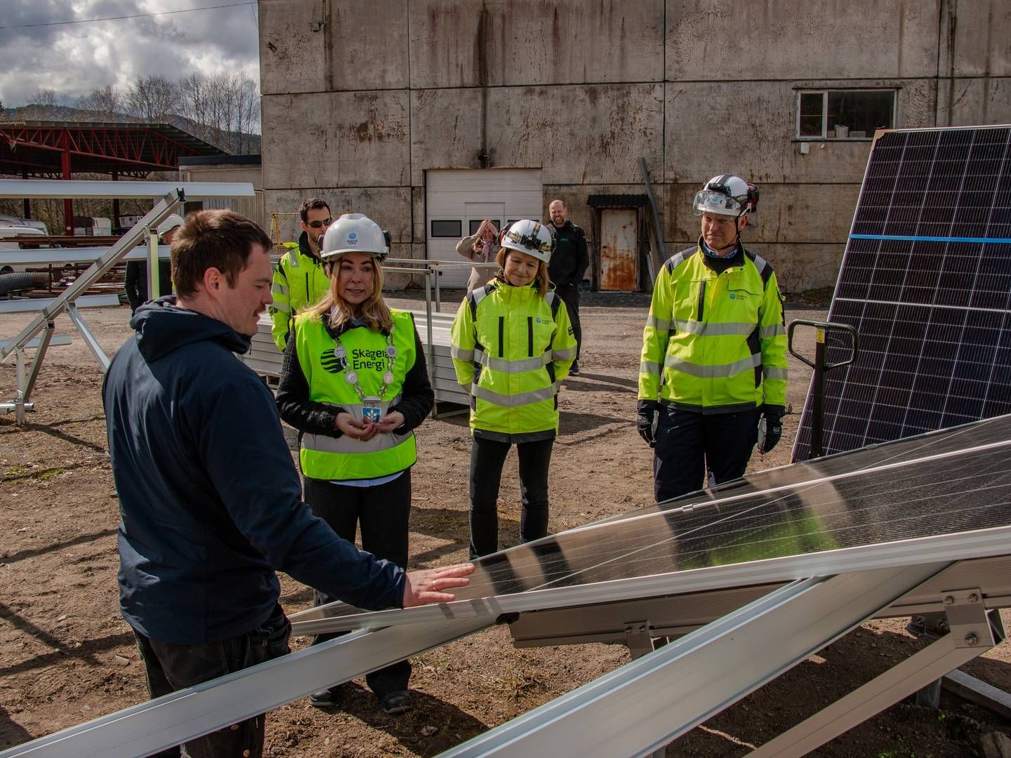 Arbeidet med å montere 8800 solcellepanel er godt i gang, etter at anlegget fikk konsesjon i november. I løpet av året vil det begynne å produsere strøm, og på årsbasis forventes det å produsere 6,1 GWh. | Foto: Greenstat & Skagerak Energi