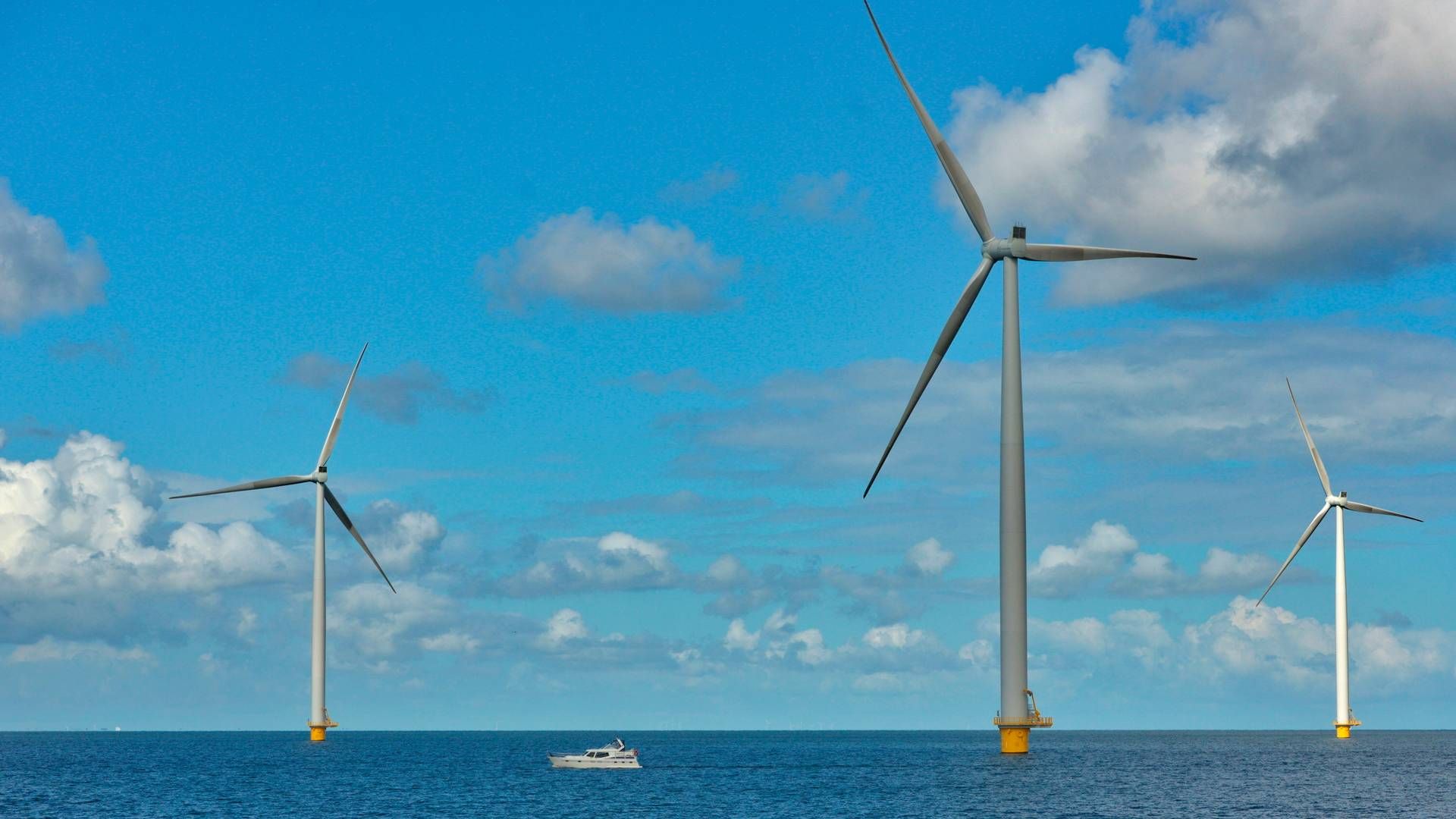 ”Når møllerne snurrer, kan vi dække hele Danmarks strømforbrug med grøn strøm – og vi kan producere brint og grønne brændstoffer til skibe og fly,” forklarer klima-, energi- og forsyningsminister Lars Aagaard i meddelelsen. | Foto: Vaclav Pancer/AP/Ritzau Scanpix