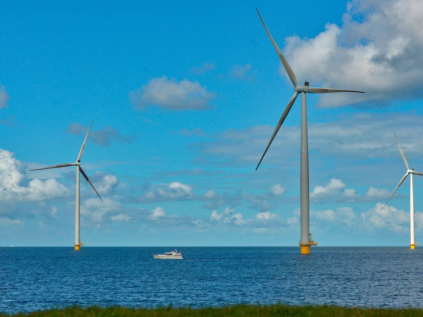 ”Når møllerne snurrer, kan vi dække hele Danmarks strømforbrug med grøn strøm – og vi kan producere brint og grønne brændstoffer til skibe og fly,” forklarer klima-, energi- og forsyningsminister Lars Aagaard i meddelelsen. | Foto: Vaclav Pancer/AP/Ritzau Scanpix