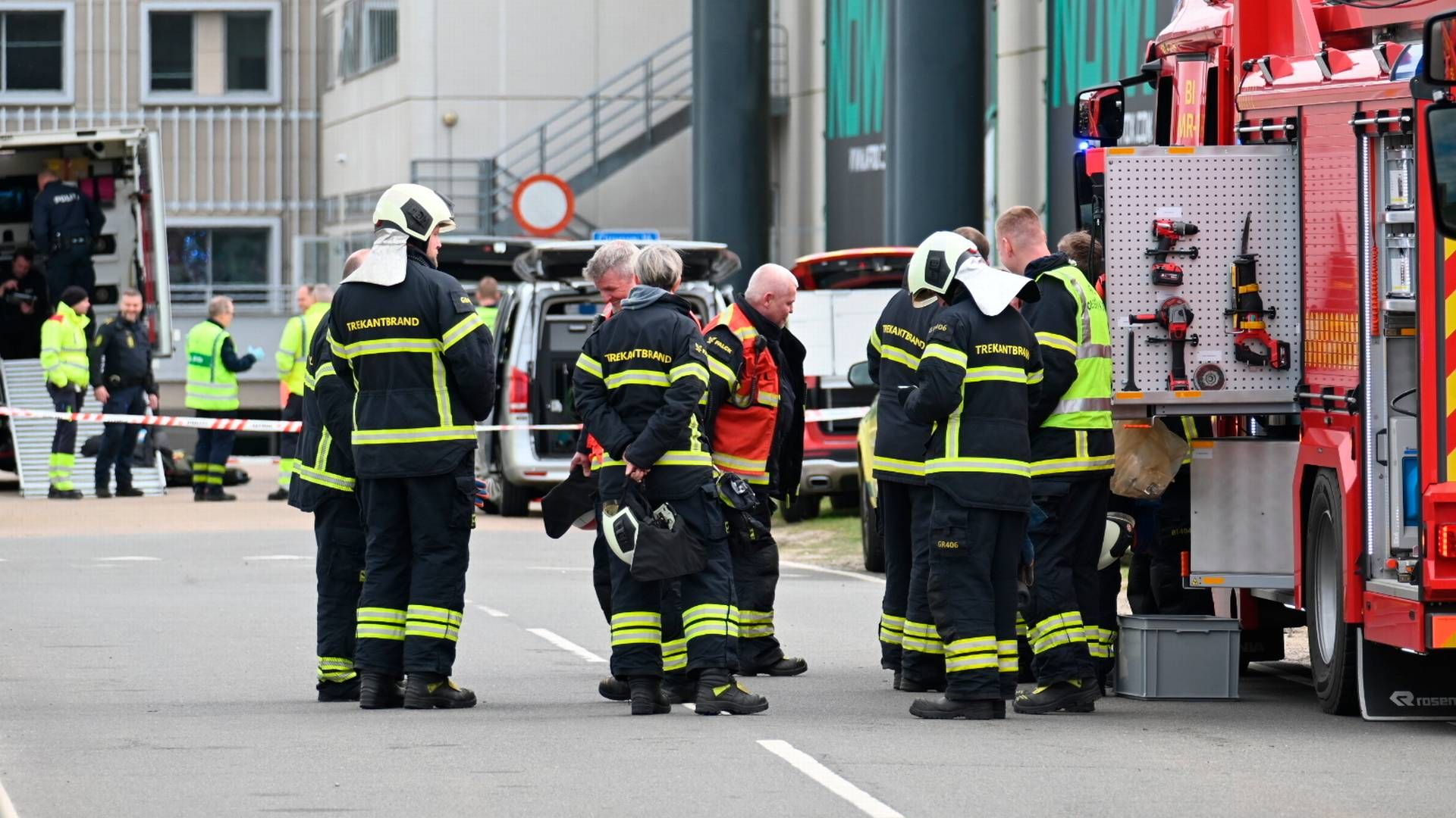 Politi og brandvæsen til stede ved Billund Lufthavn lørdag den 20. april 2024, efter lufthavnen blev evakueret på grund af en bombetrussel. | Foto: Pressefotos.dk/Ritzau Scanpix