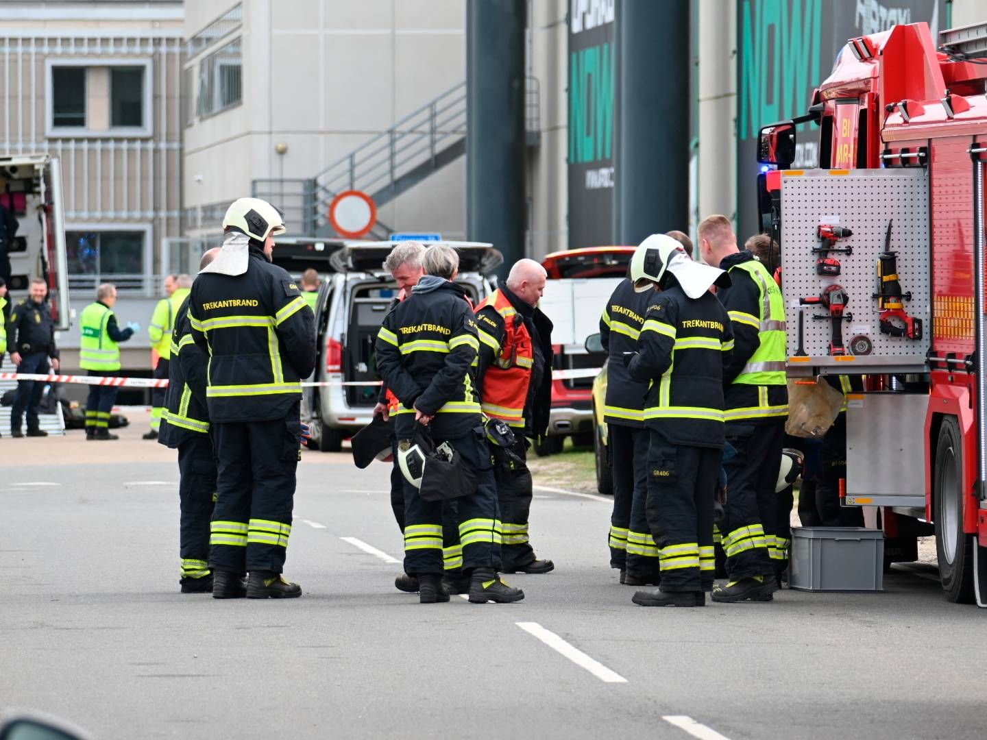 Politi og brandvæsen til stede ved Billund Lufthavn lørdag den 20. april 2024, efter lufthavnen blev evakueret på grund af en bombetrussel. | Foto: Pressefotos.dk/Ritzau Scanpix