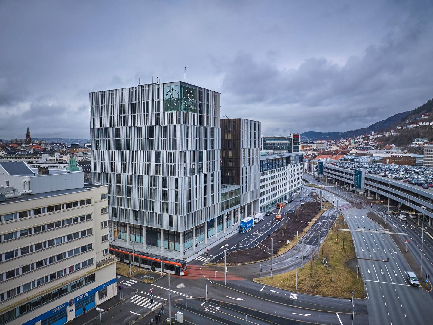 ETT AV TRE FIRMAER: Harris, som holder til i 8. og 9. etasje i nordre tårn i Vestlandshuset i Bergen, er ett av tre firmaer som er tildelt kontrakt. | Foto: Morten Wanvik / Vestland fylkeskommune