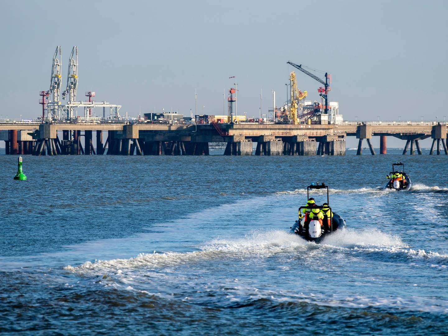 På billedet ses de tekniske faciliteter på anløbsbroen til LNG-terminalen i Nordsøen ud for Wilhelmshaven. | Foto: Hauke-Christian Dittrich/AP/Ritzau Scanpix